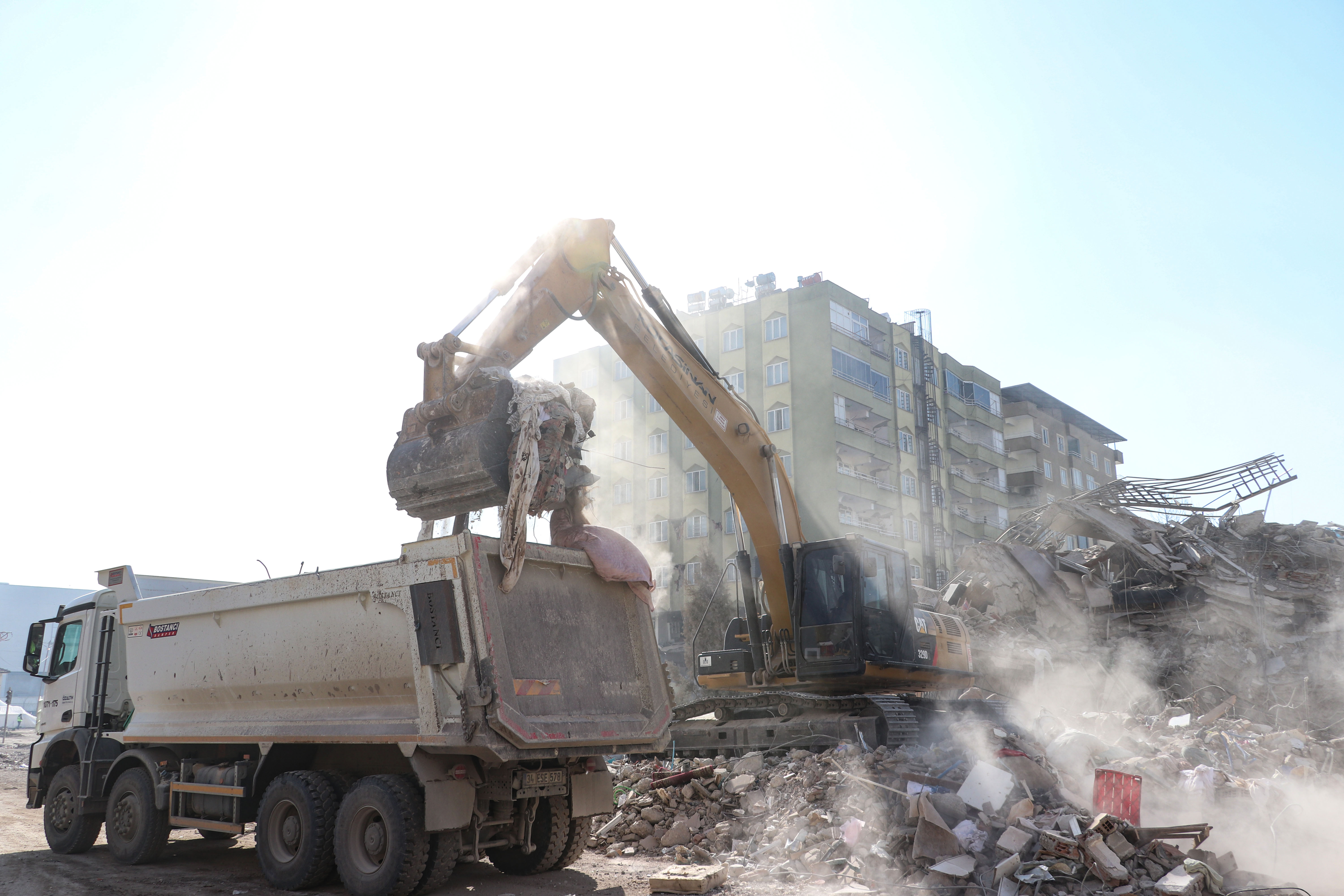 Kahramanmaraş'ta depremde yıkılan binalarda enkaz kaldırma çalışmaları sürüyor 3