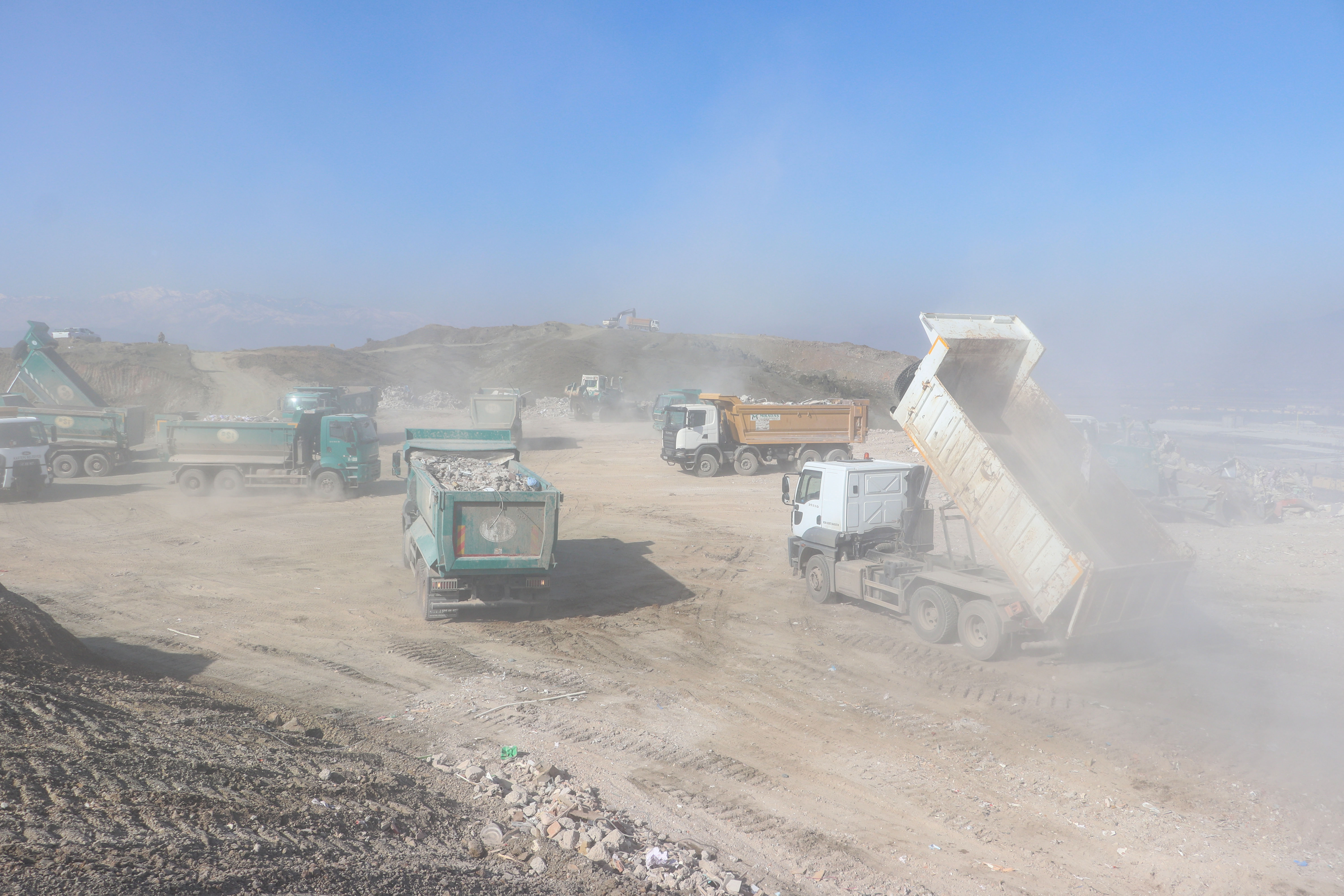 Kahramanmaraş'ta depremde yıkılan binalarda enkaz kaldırma çalışmaları sürüyor 5