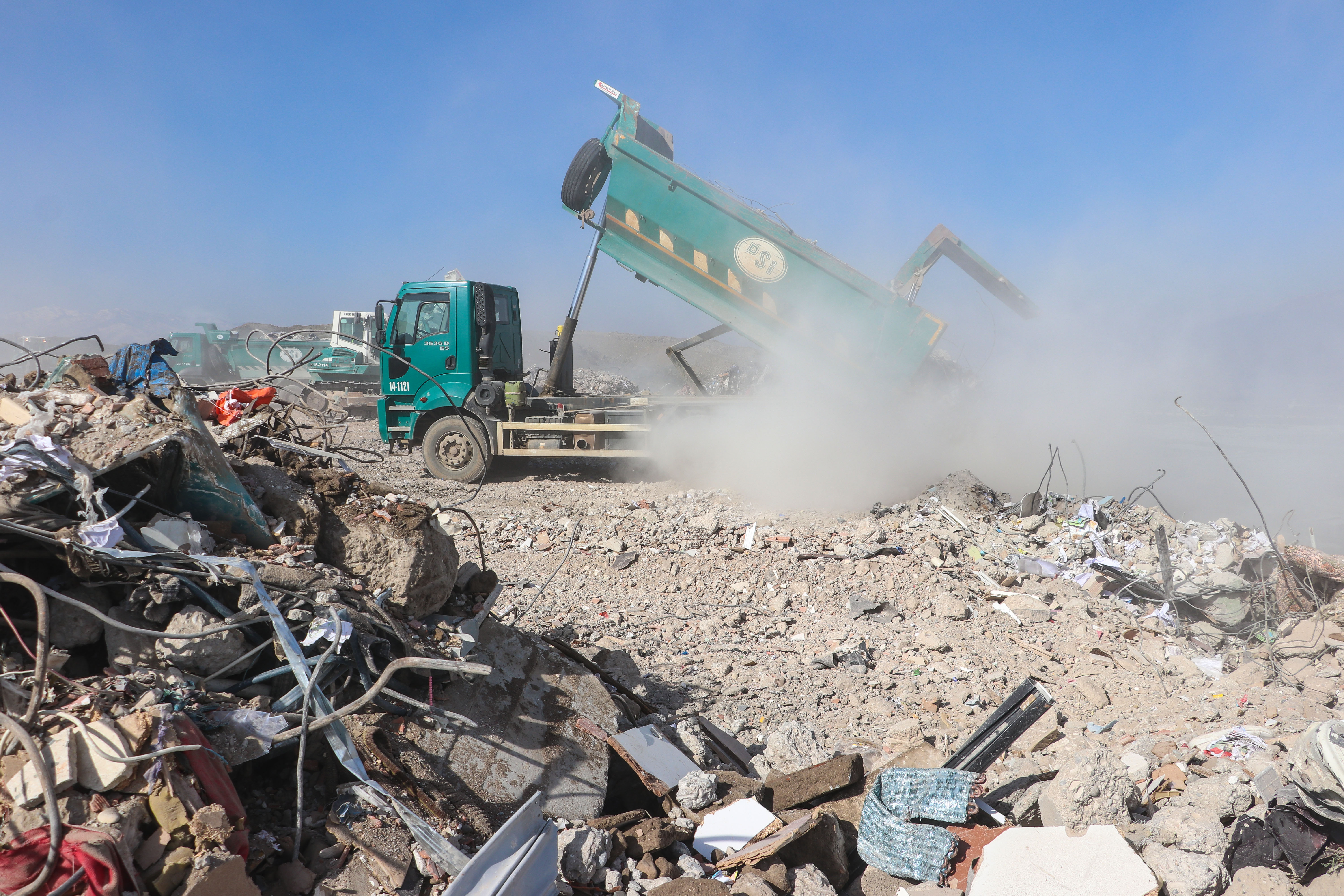 Kahramanmaraş'ta depremde yıkılan binalarda enkaz kaldırma çalışmaları sürüyor 7