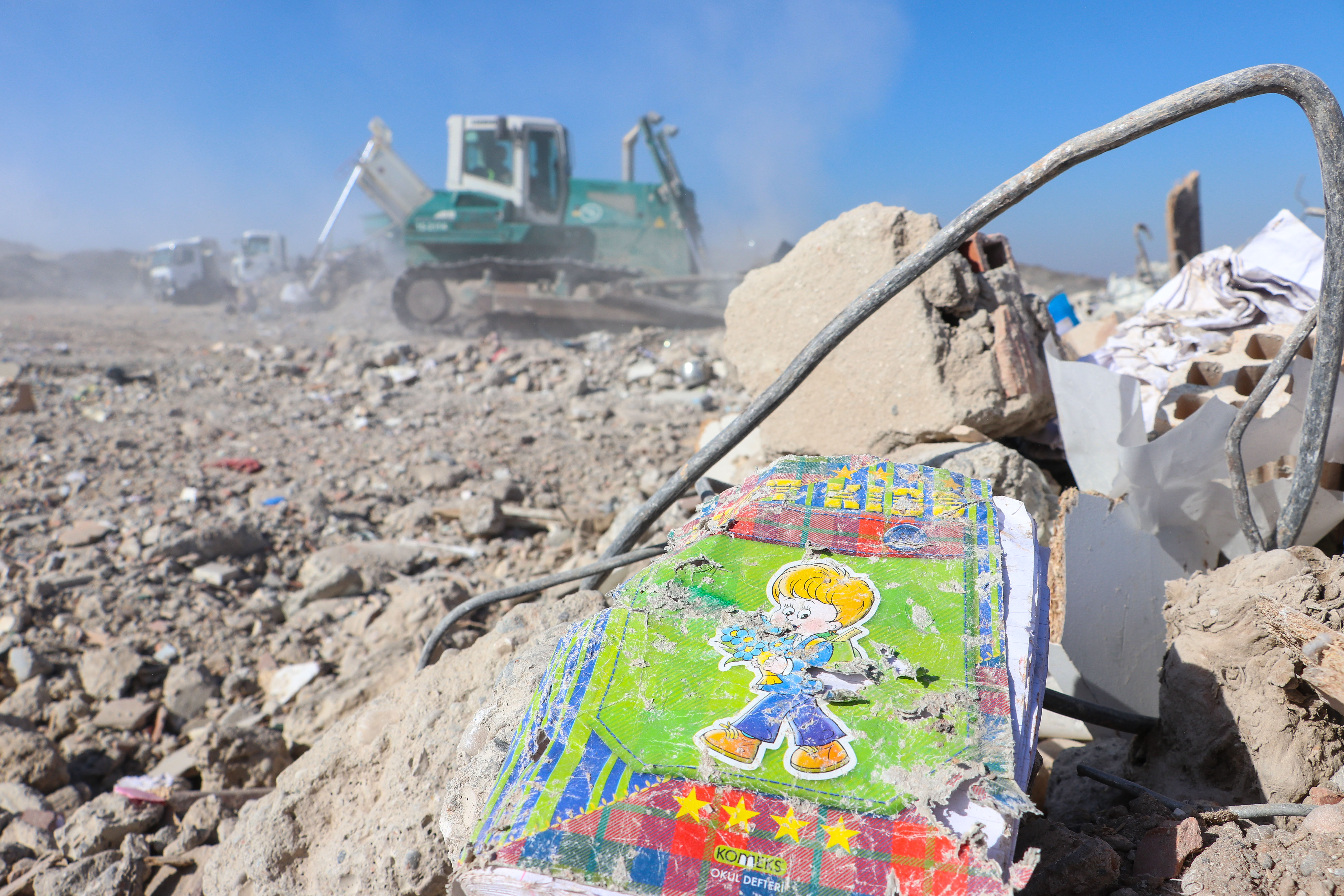 Kahramanmaraş'ta depremde yıkılan binalarda enkaz kaldırma çalışmaları sürüyor 8