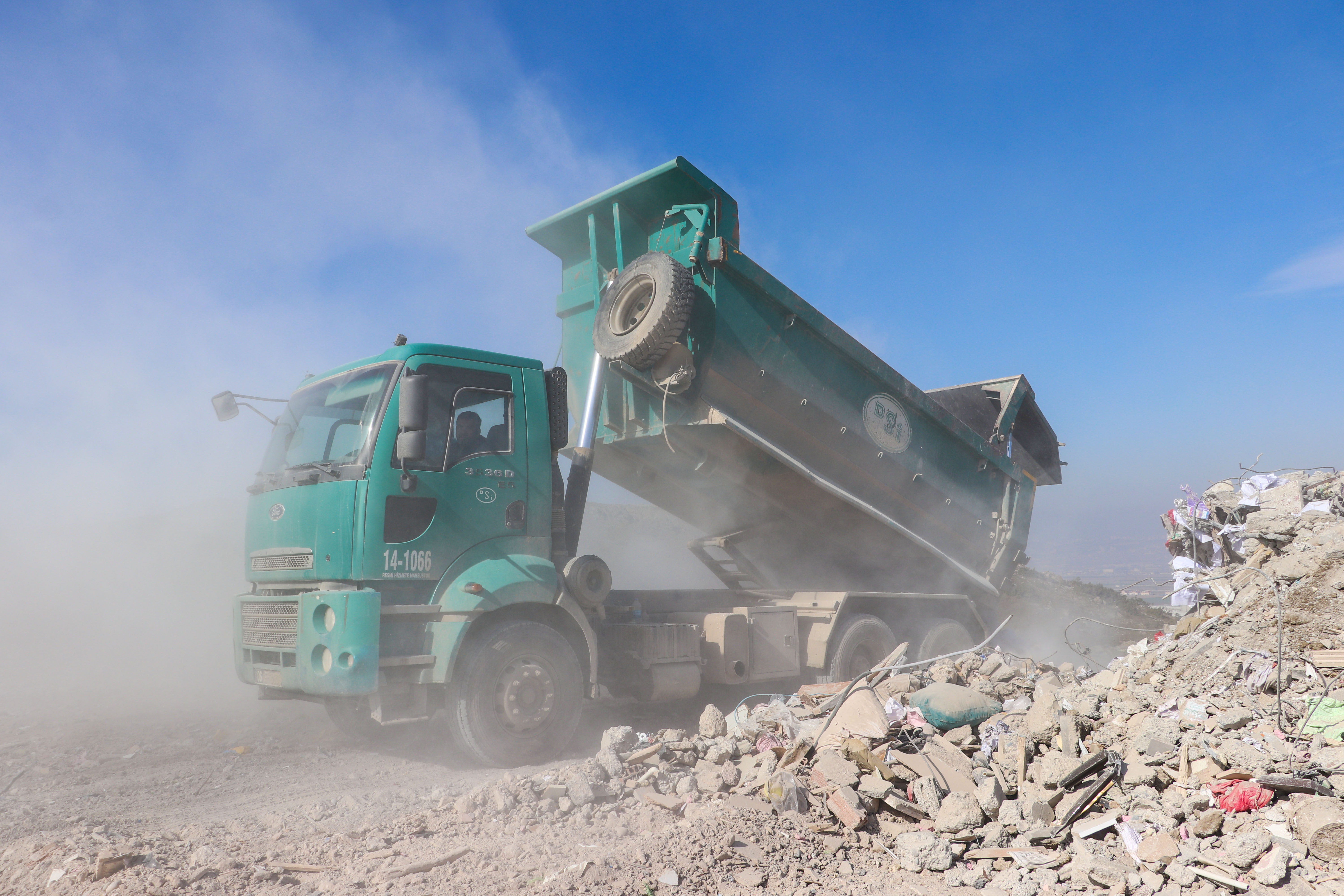 Kahramanmaraş'ta depremde yıkılan binalarda enkaz kaldırma çalışmaları sürüyor 10