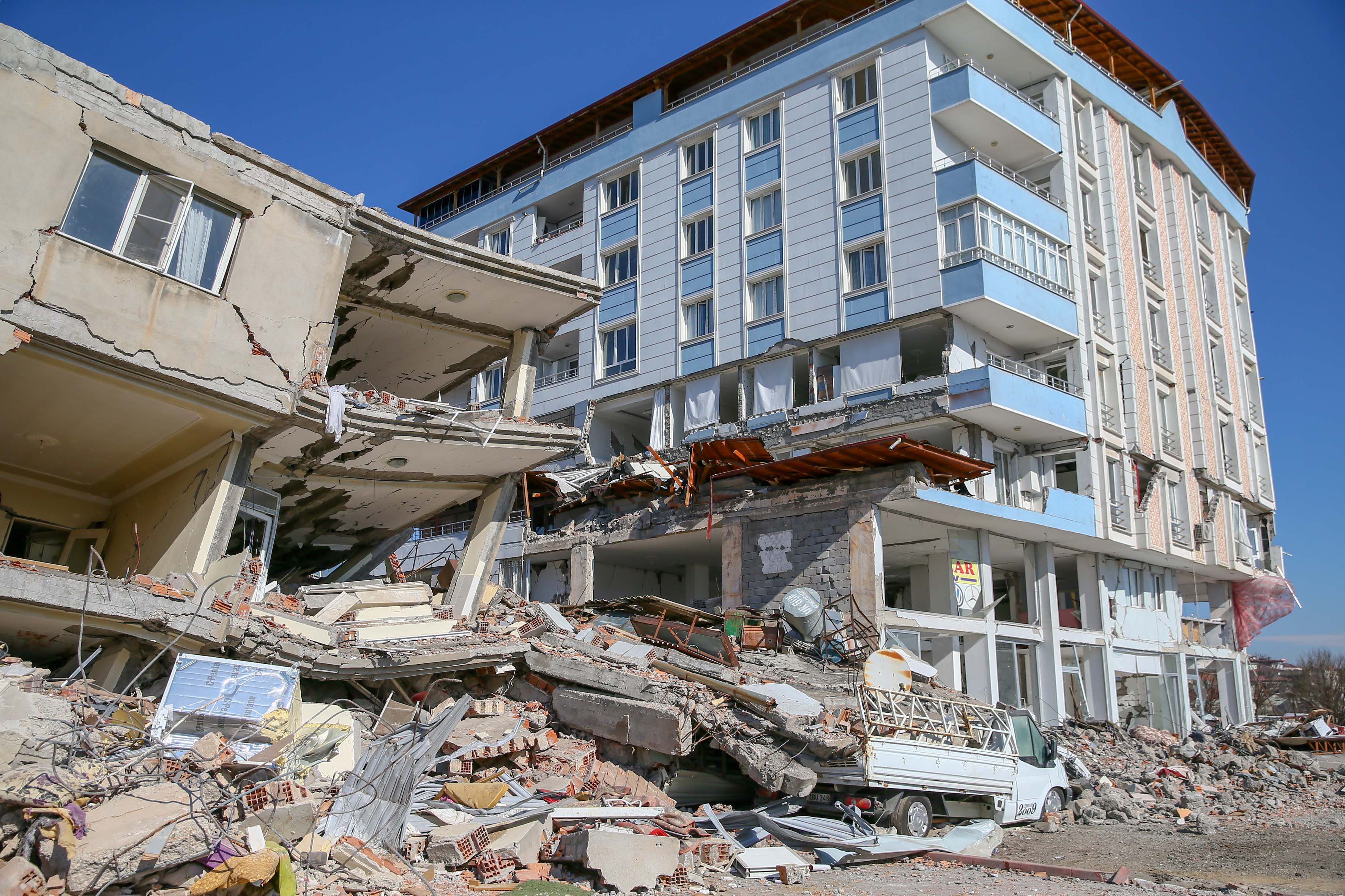 Nurdağı'nda depremin acı izleri fotoğraf karelerinde 3