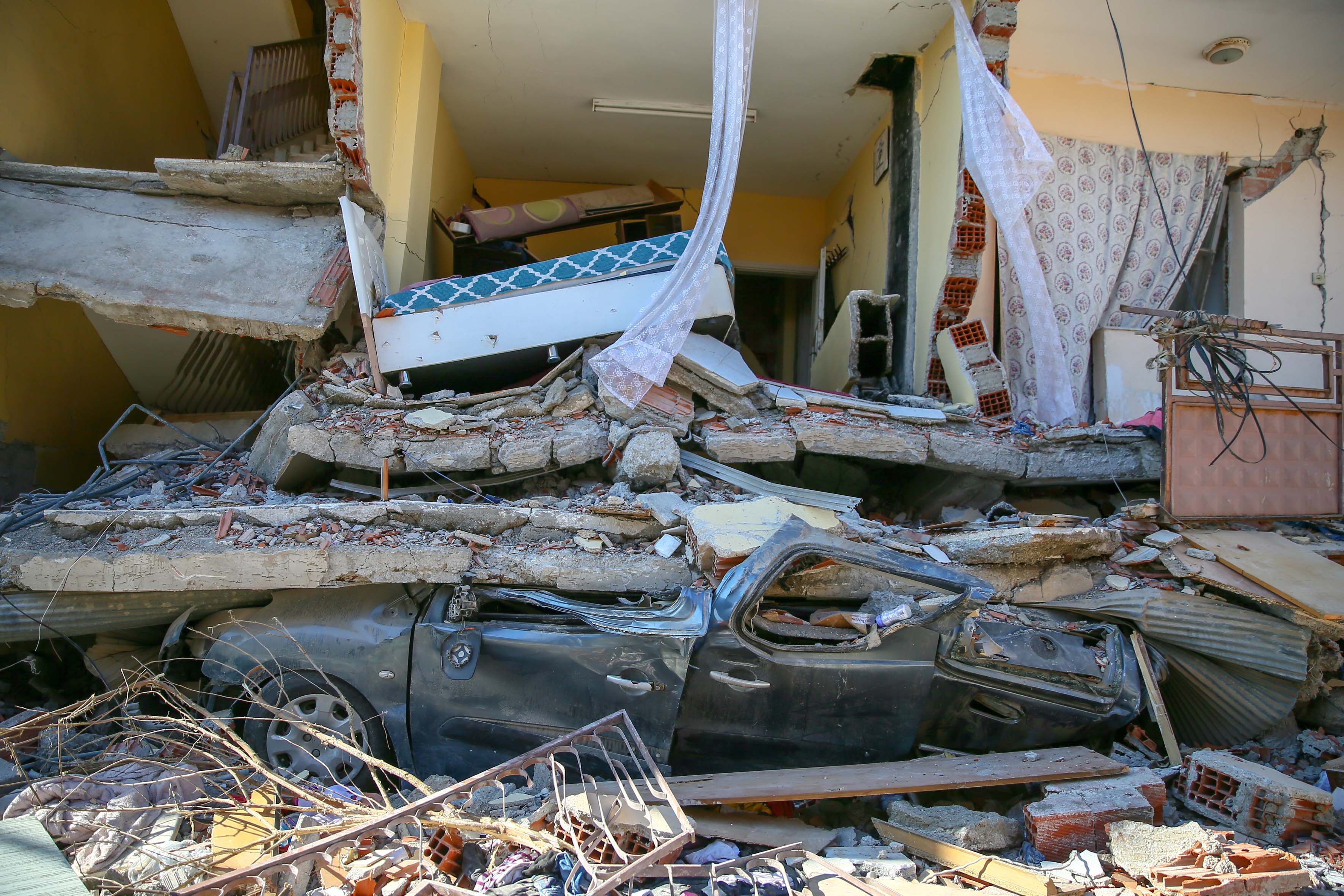 Nurdağı'nda depremin acı izleri fotoğraf karelerinde 12