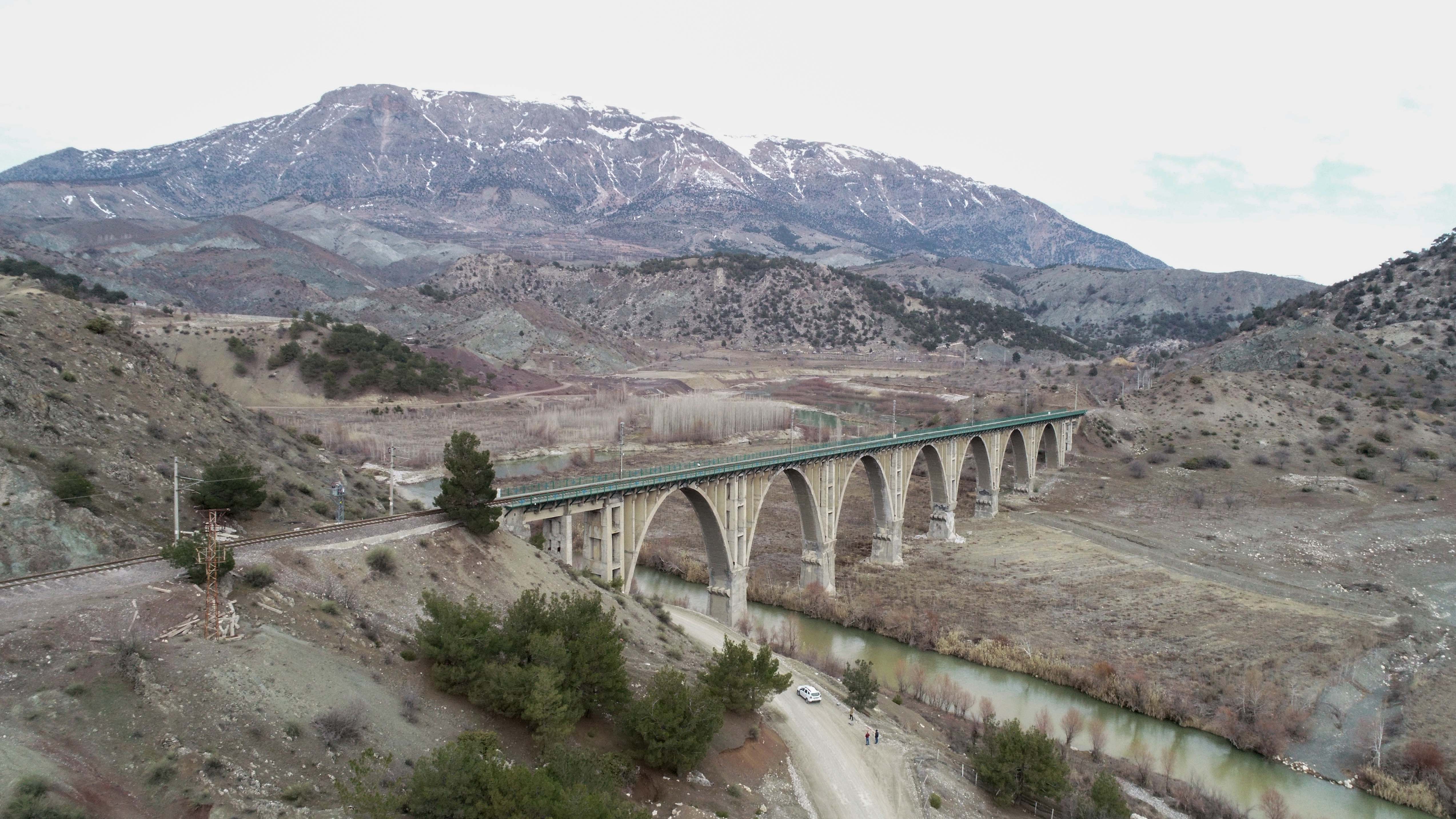 Adıyaman'daki 94 yıllık Alman Köprüsü ayakta kaldı 7