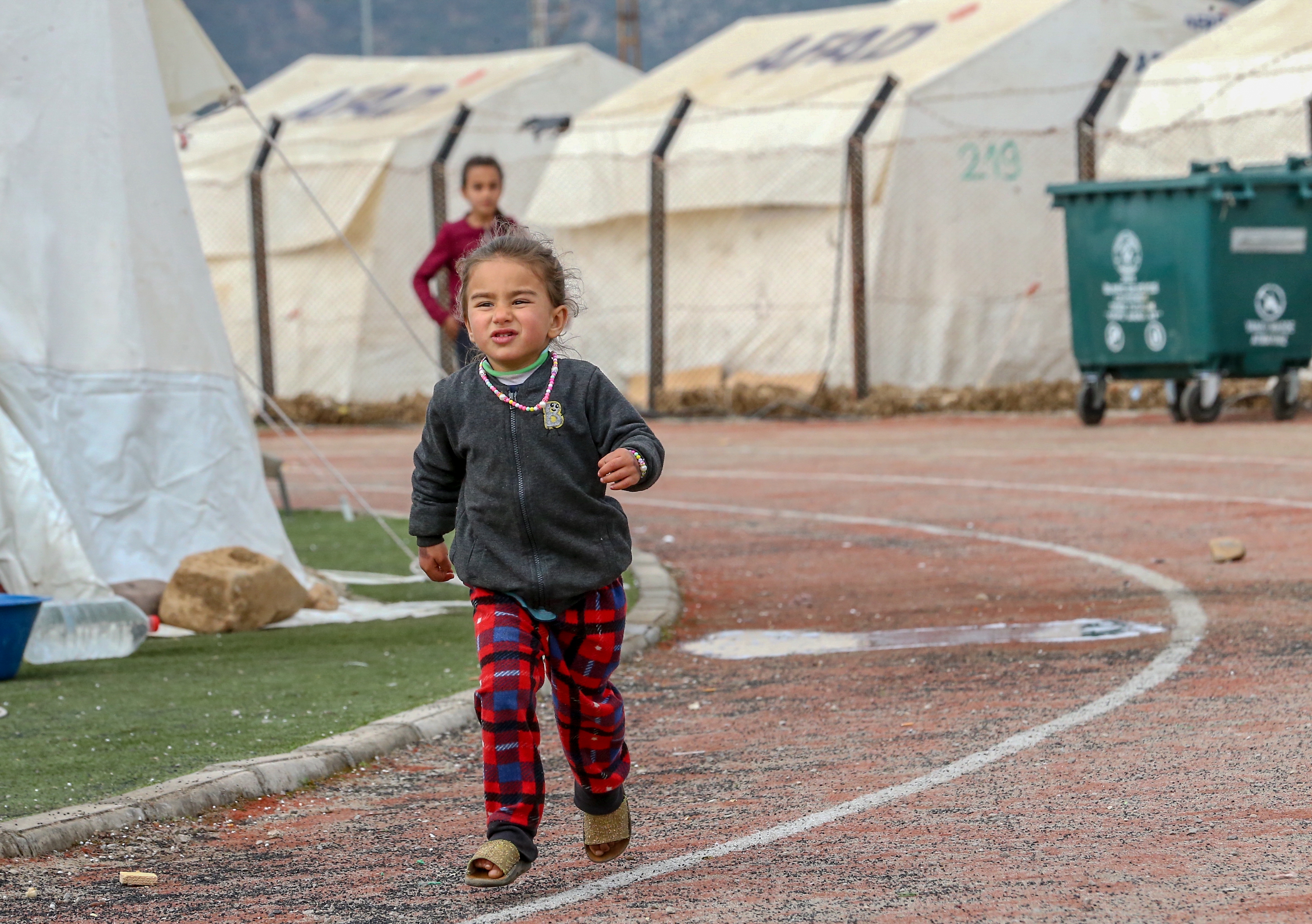 Her şeye rağmen yüzleri gülüyor… Çadır kentte çocuk olmak 4