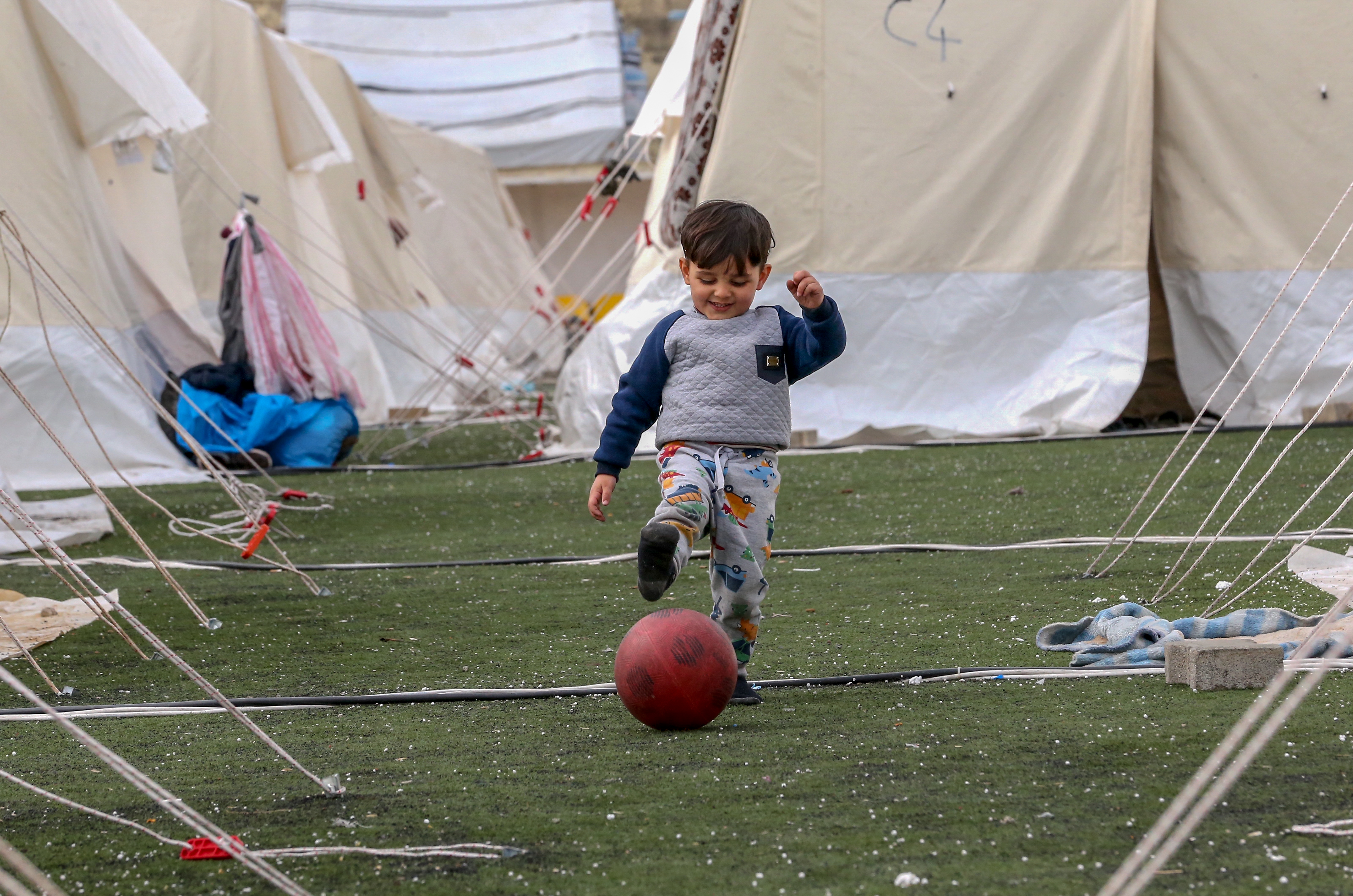 Her şeye rağmen yüzleri gülüyor… Çadır kentte çocuk olmak 6