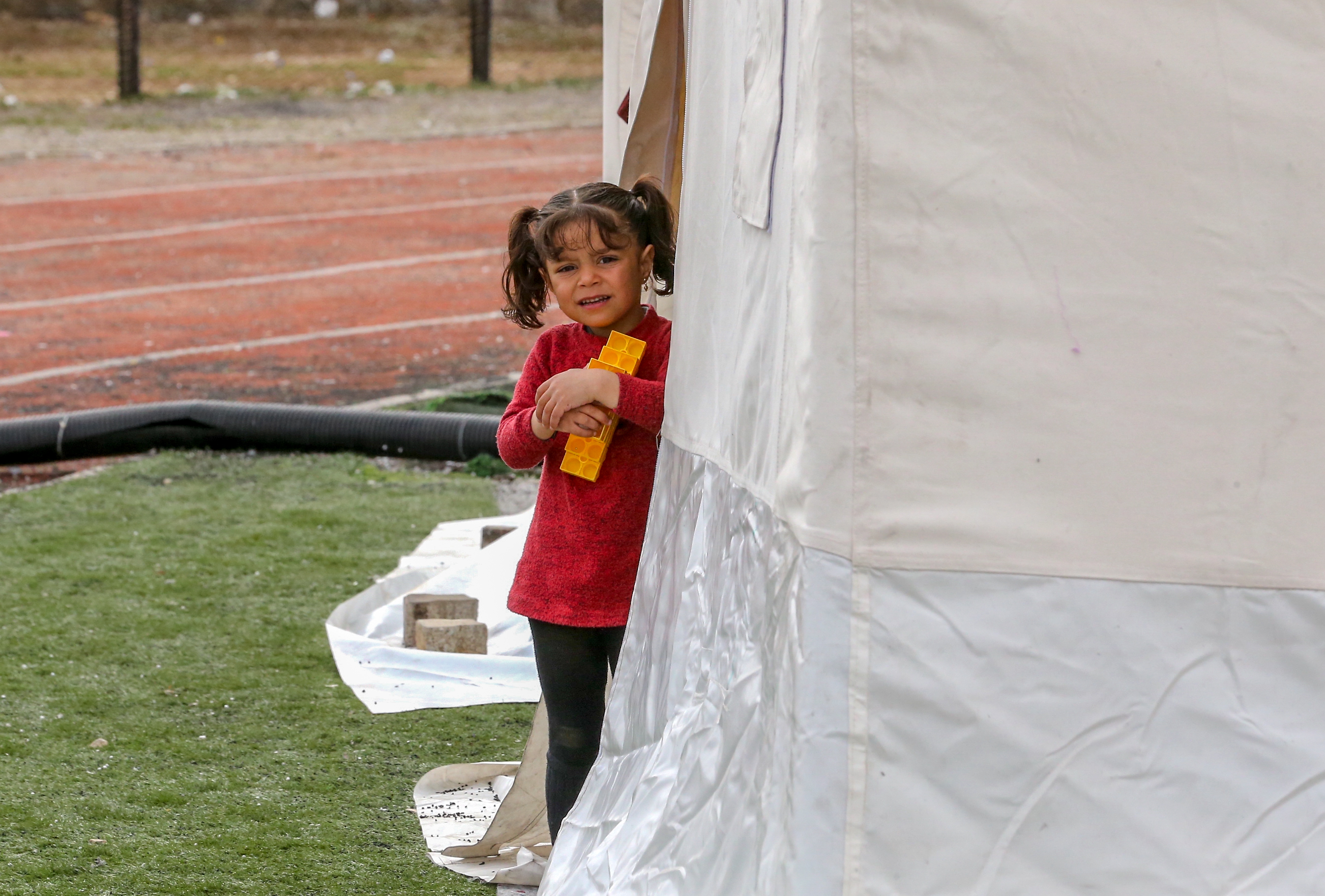 Her şeye rağmen yüzleri gülüyor… Çadır kentte çocuk olmak 7