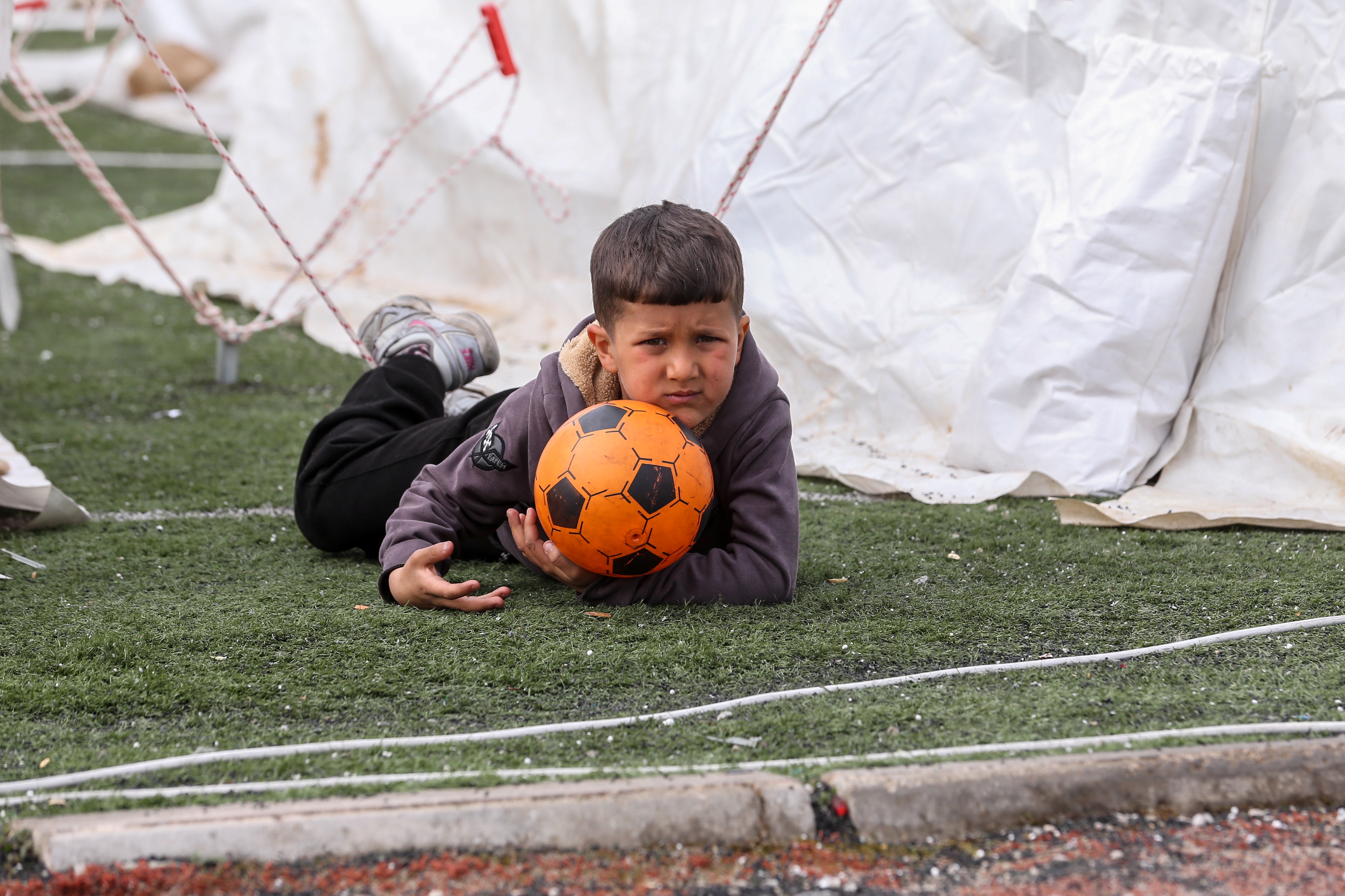Her şeye rağmen yüzleri gülüyor… Çadır kentte çocuk olmak 10