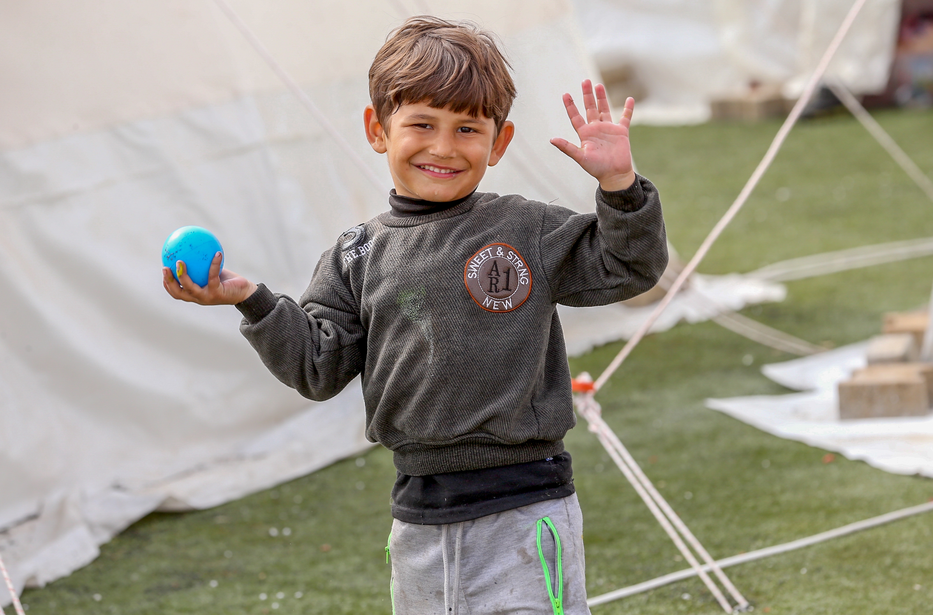Her şeye rağmen yüzleri gülüyor… Çadır kentte çocuk olmak 12