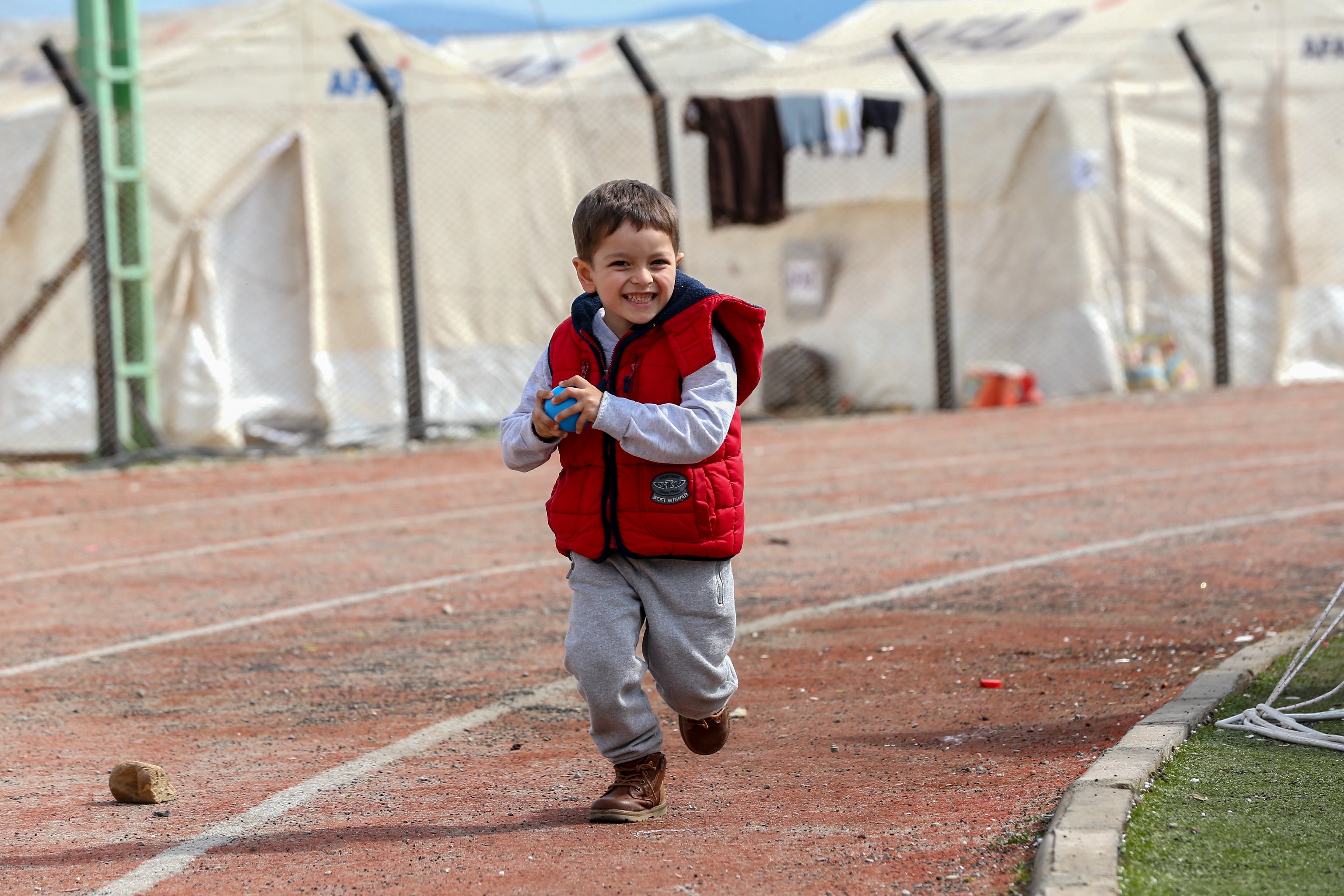 Her şeye rağmen yüzleri gülüyor… Çadır kentte çocuk olmak 13