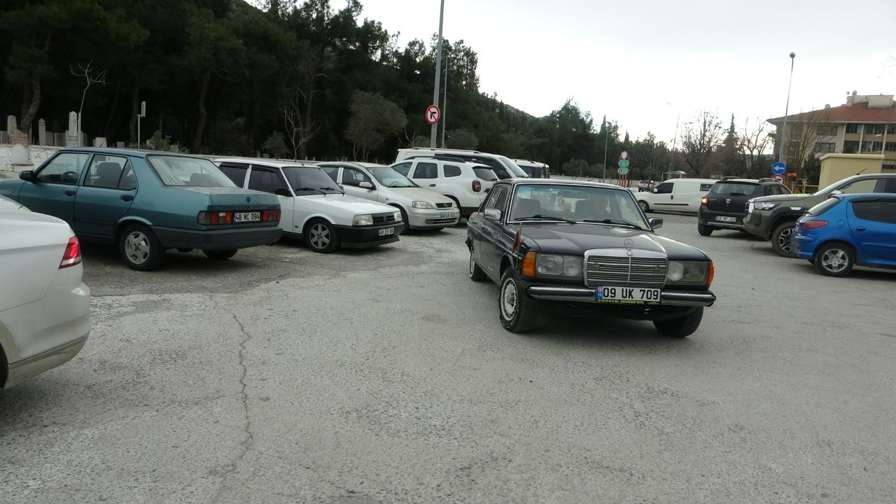 38 yıldır aynı arabayı kullanıyor! 42 yıllık arabaya verilen rakam dudak uçuklattı 7