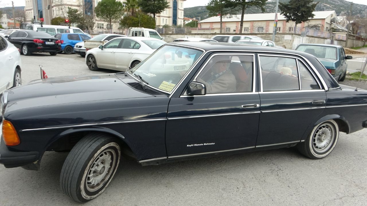 38 yıldır aynı arabayı kullanıyor! 42 yıllık arabaya verilen rakam dudak uçuklattı 4