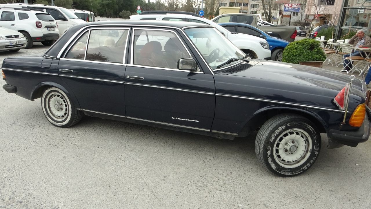 38 yıldır aynı arabayı kullanıyor! 42 yıllık arabaya verilen rakam dudak uçuklattı 5