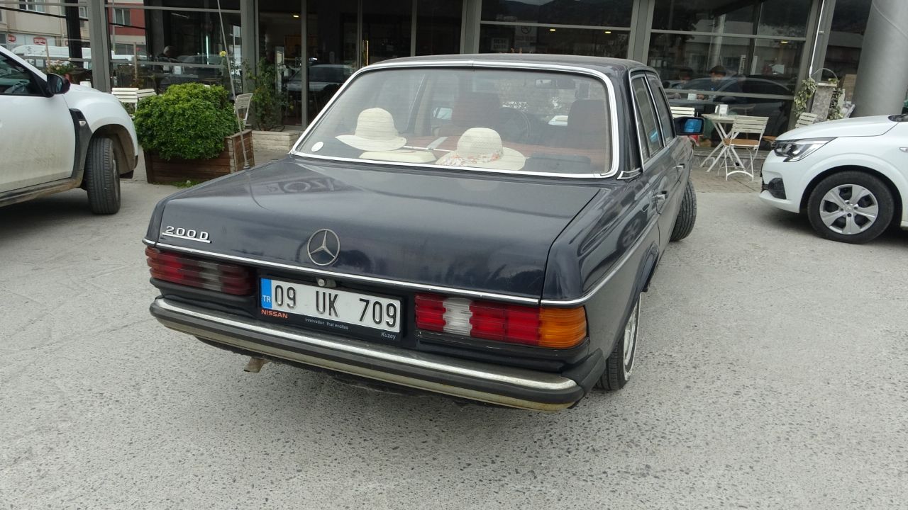 38 yıldır aynı arabayı kullanıyor! 42 yıllık arabaya verilen rakam dudak uçuklattı 3