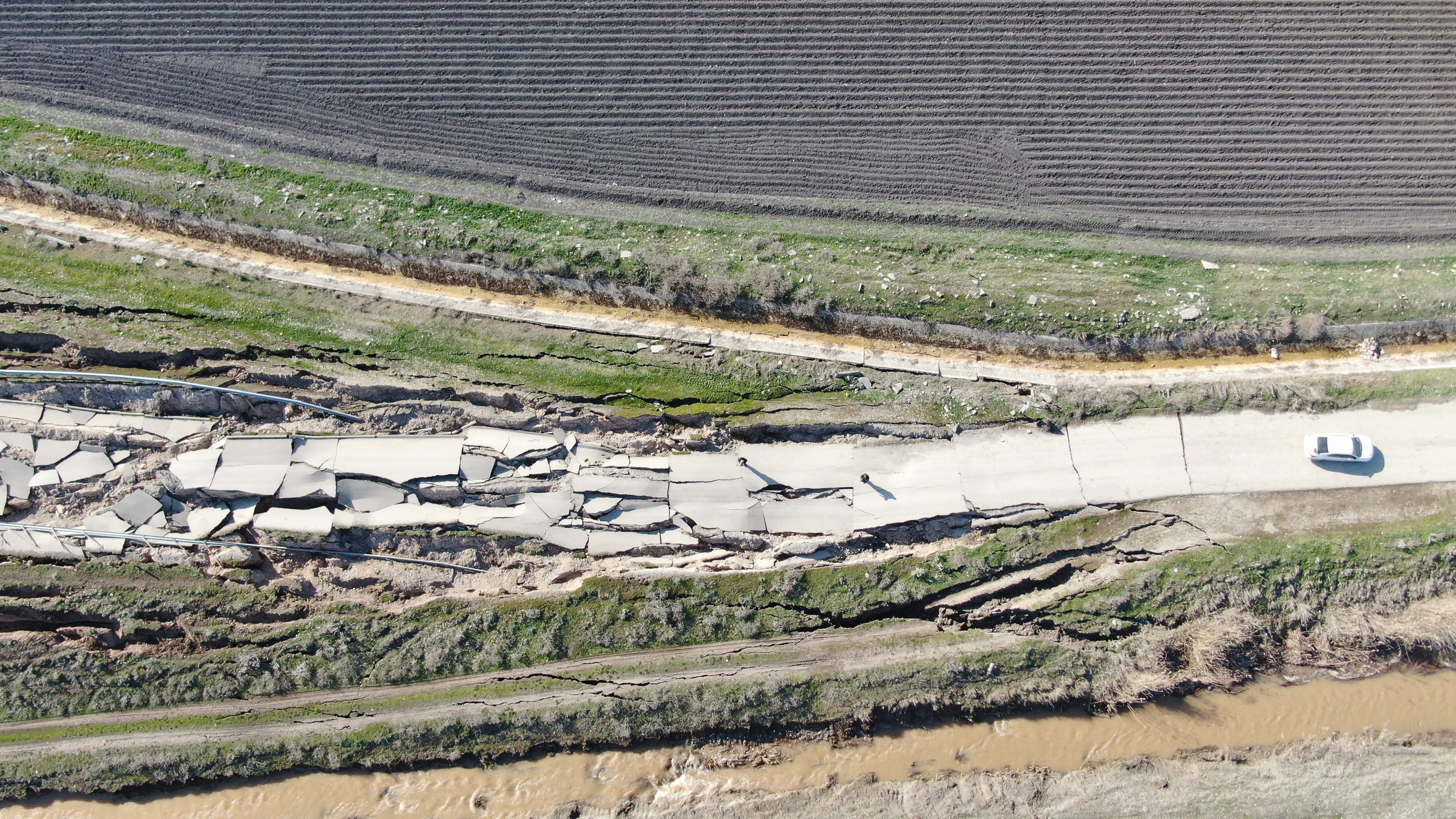 Depremin merkezinden korkunç görüntü: Yol paramparça oldu 2
