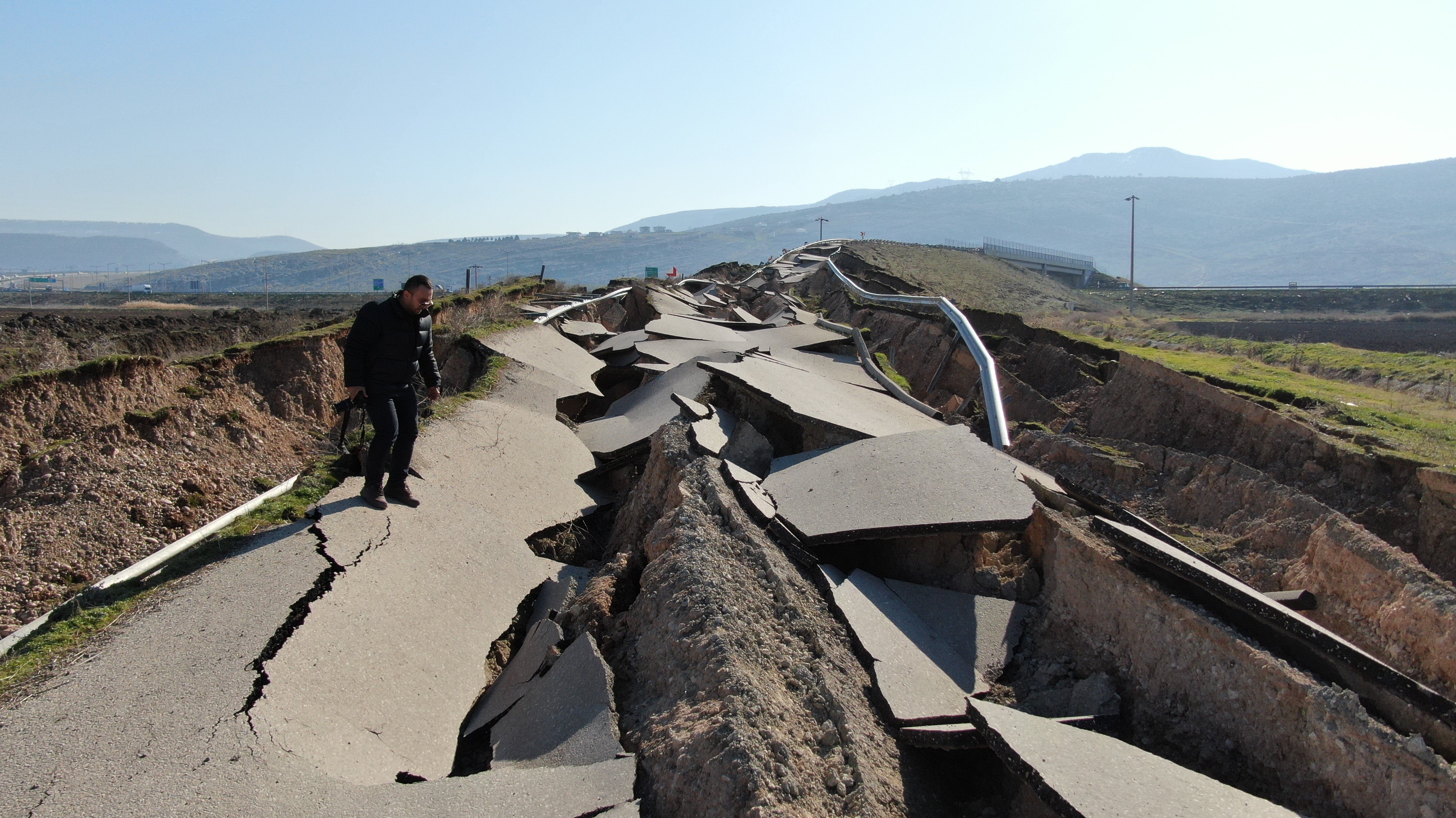 Depremin merkezinden korkunç görüntü: Yol paramparça oldu 9
