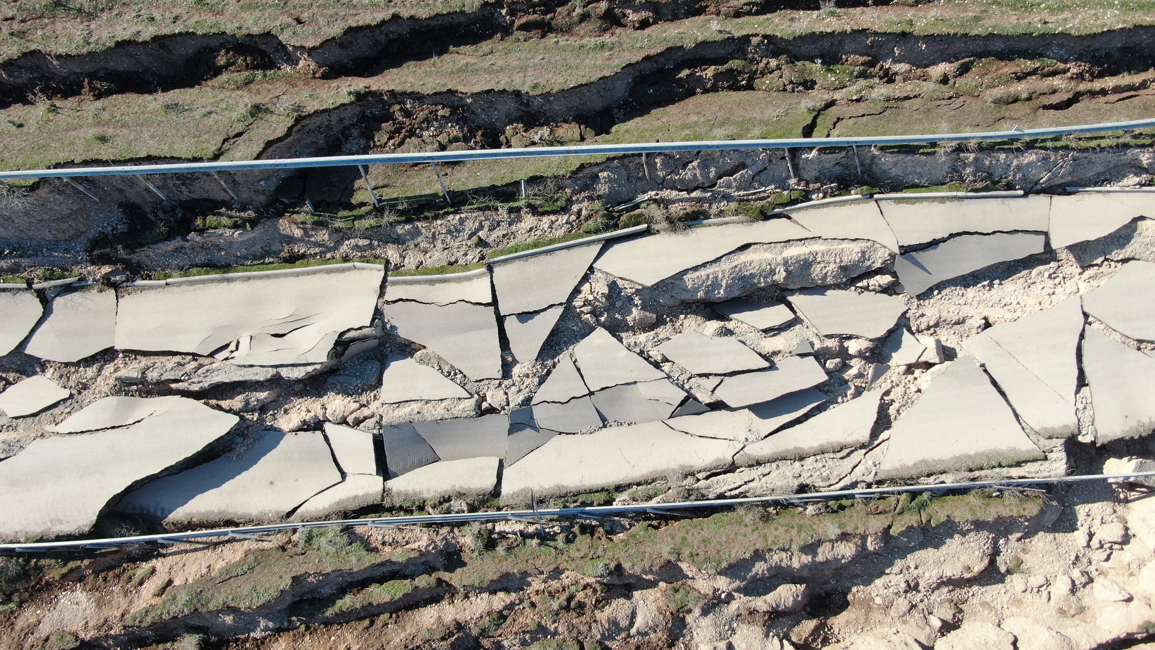 Depremin merkezinden korkunç görüntü: Yol paramparça oldu 8