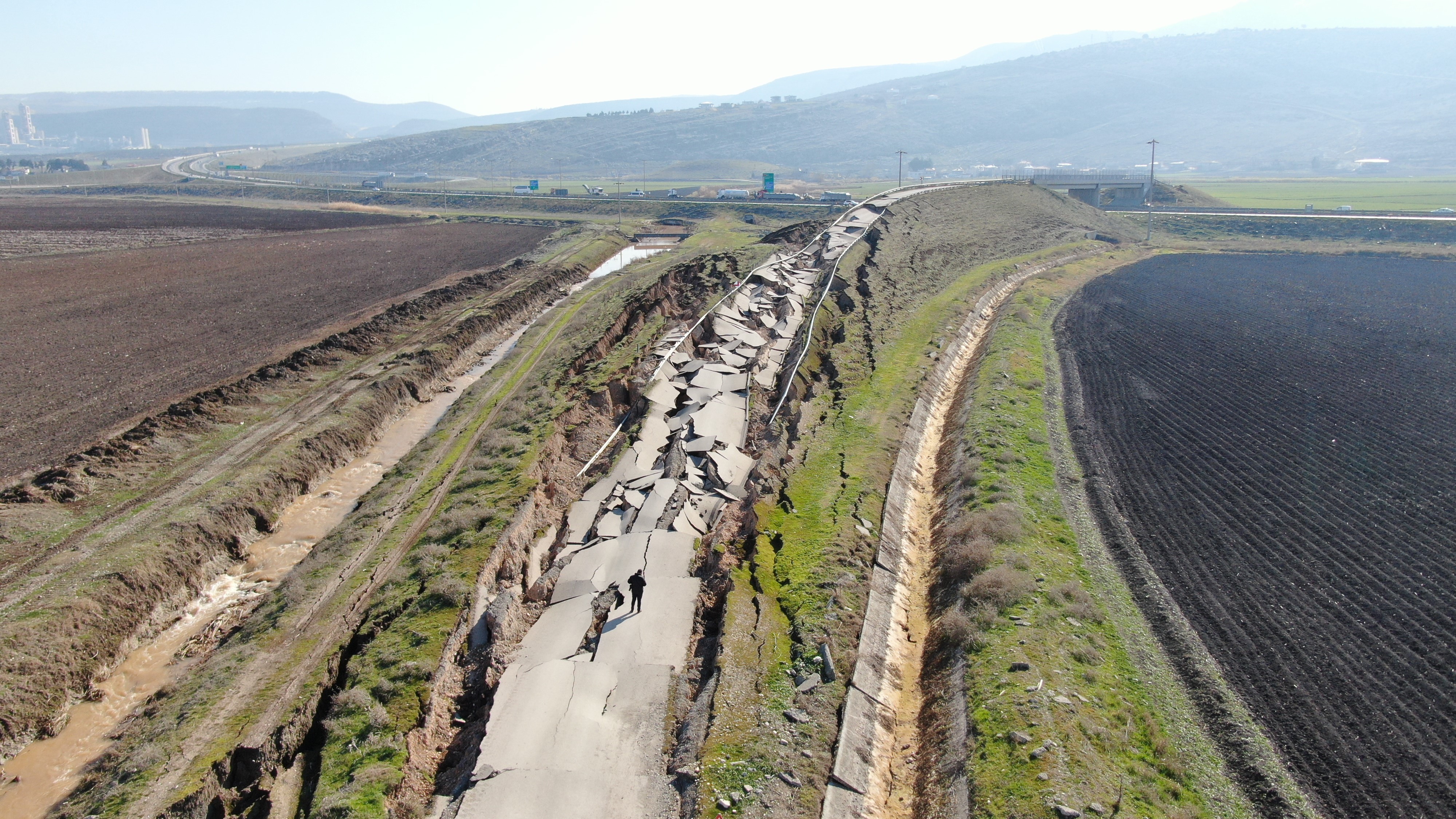 Depremin merkezinden korkunç görüntü: Yol paramparça oldu 3