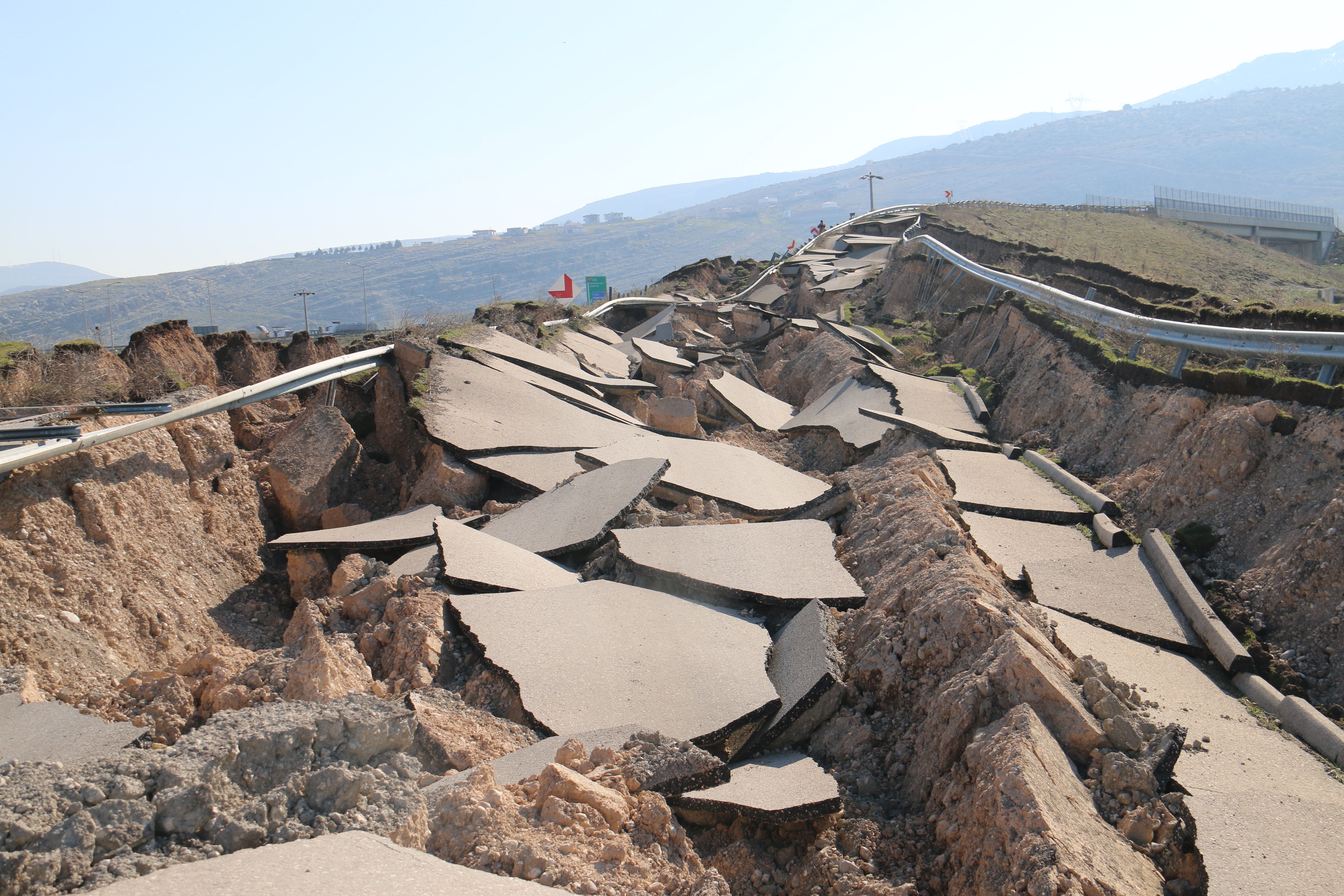 Depremin merkezinden korkunç görüntü: Yol paramparça oldu 7