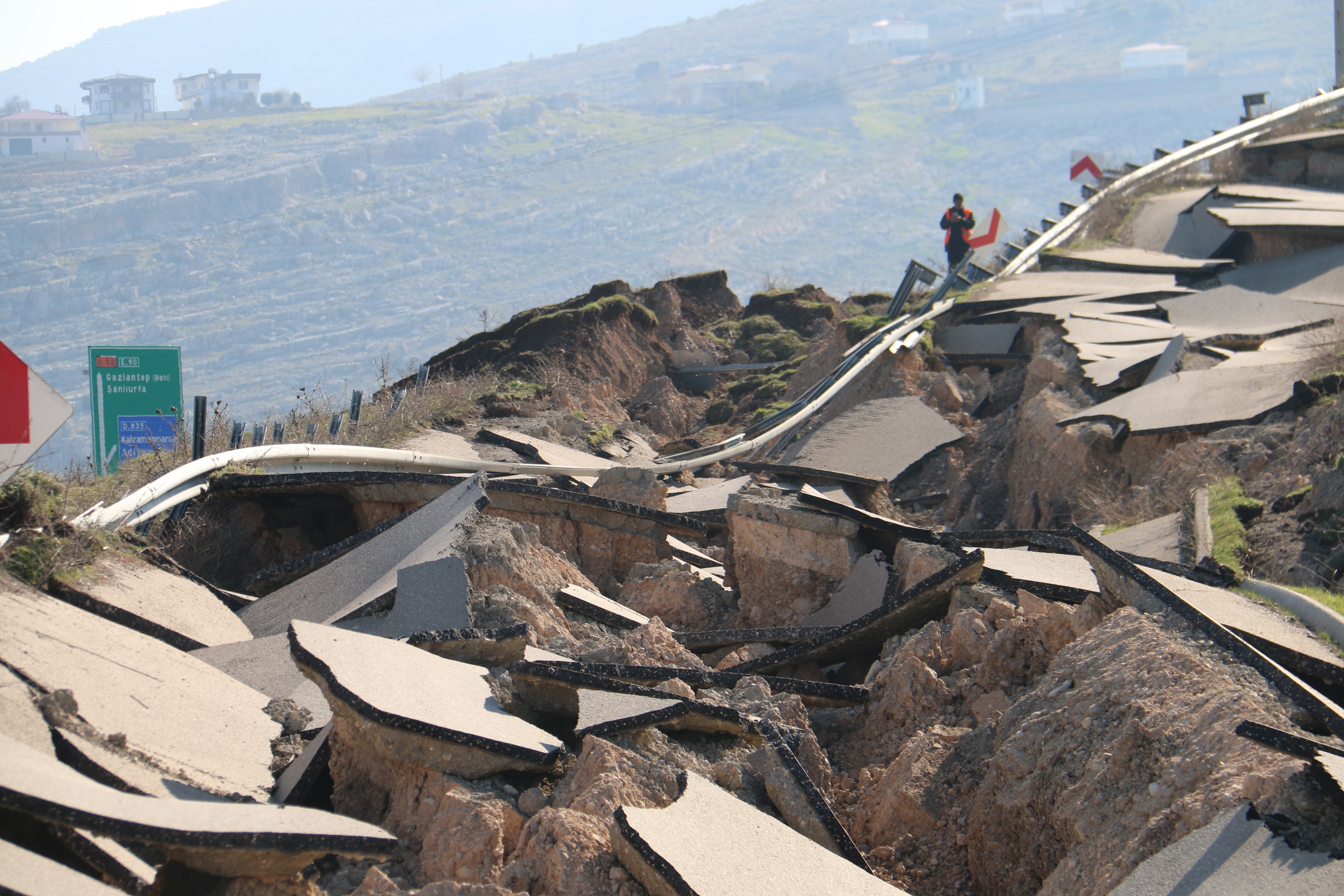 Depremin merkezinden korkunç görüntü: Yol paramparça oldu 6