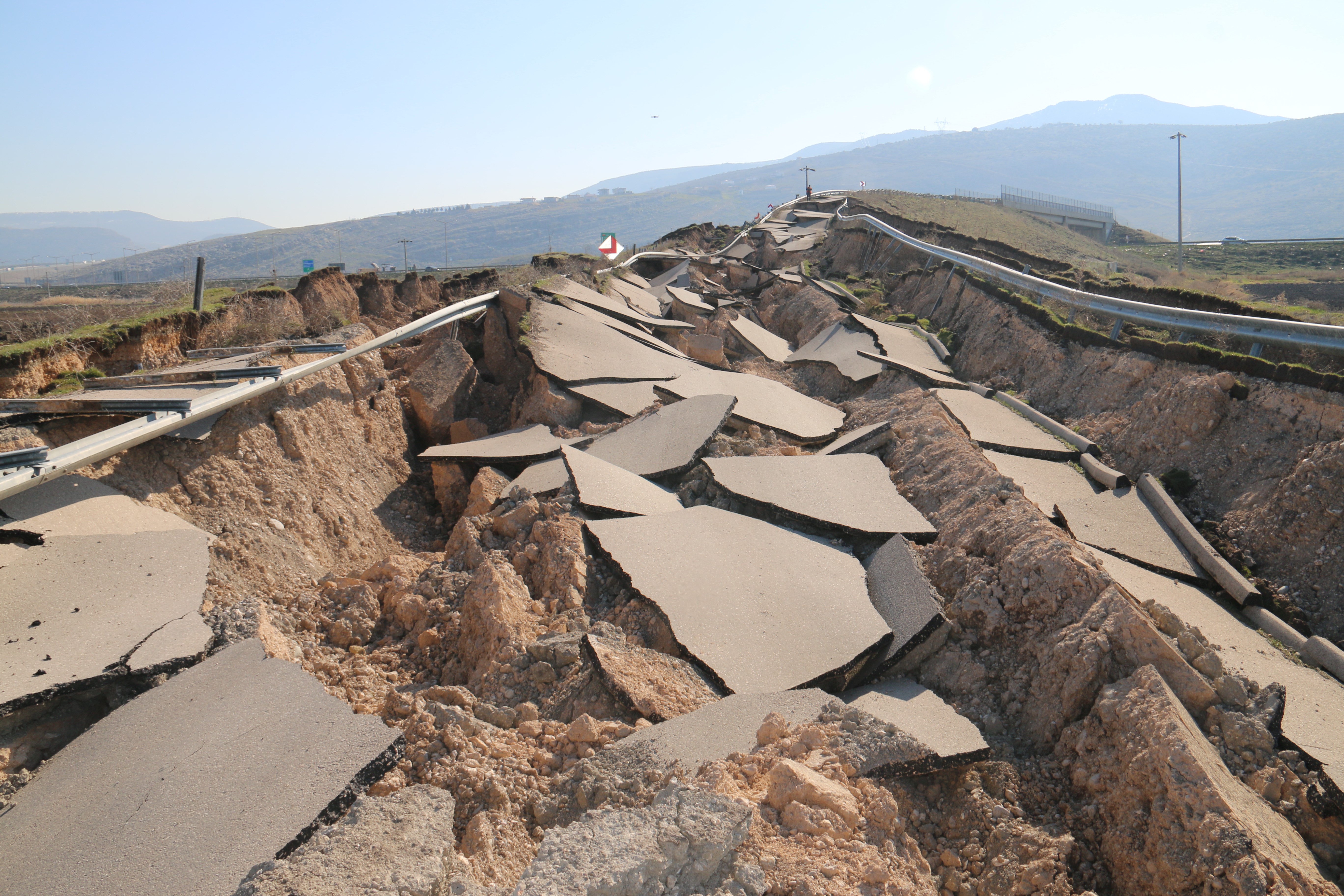 Depremin merkezinden korkunç görüntü: Yol paramparça oldu 5