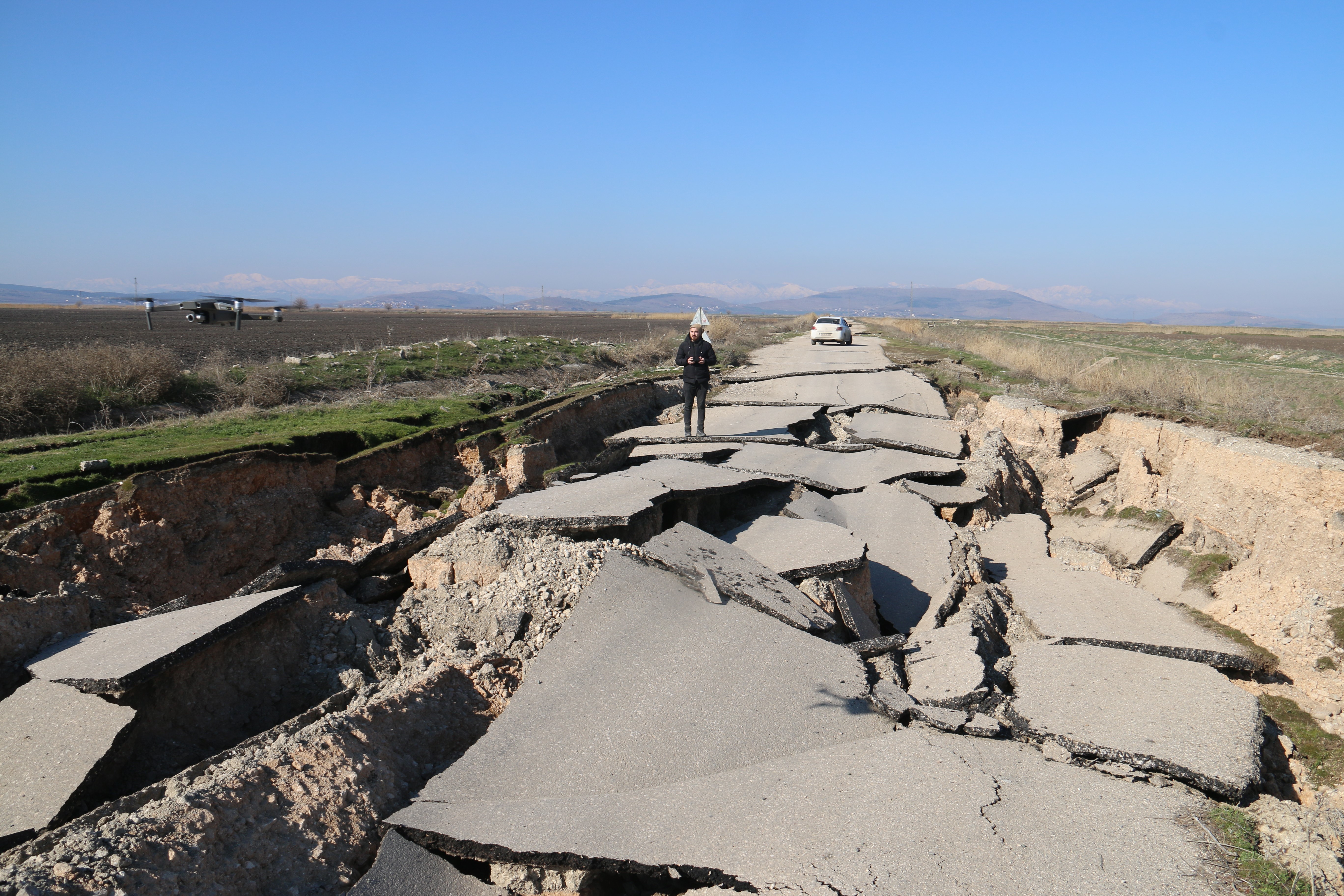 Depremin merkezinden korkunç görüntü: Yol paramparça oldu 4