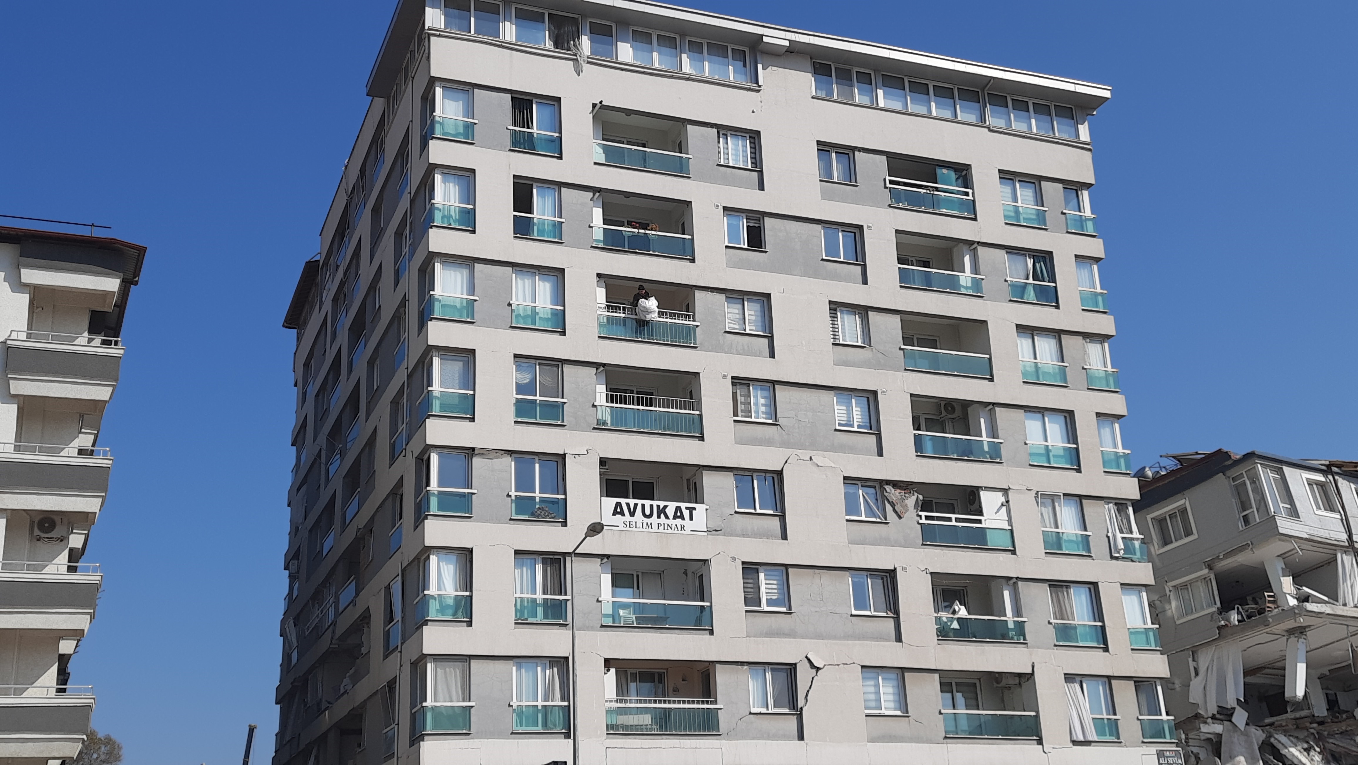 Deprem bölgesinde 7. kattan eşya alan adam canını hiçe saydı 5