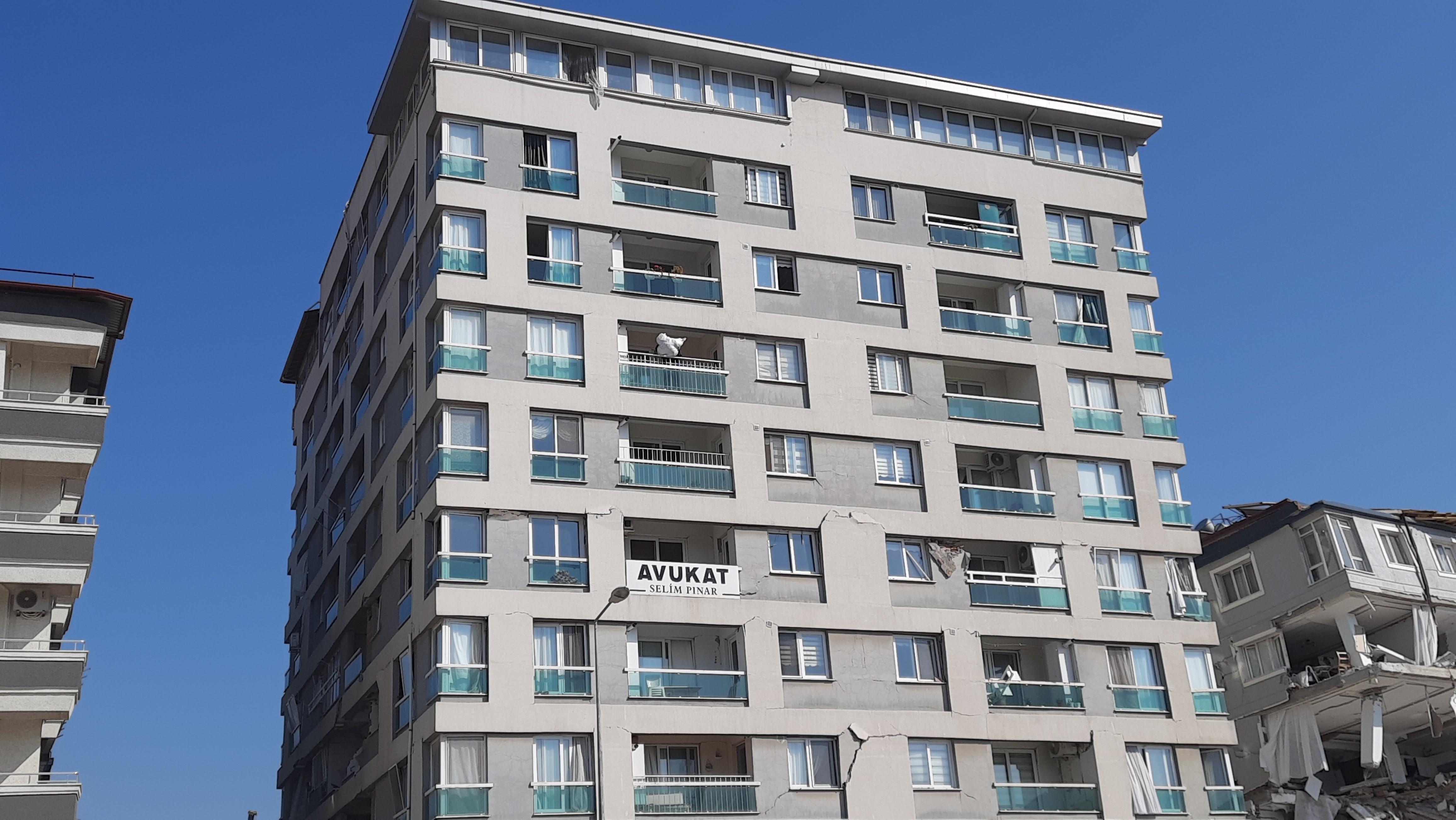 Deprem bölgesinde 7. kattan eşya alan adam canını hiçe saydı 4