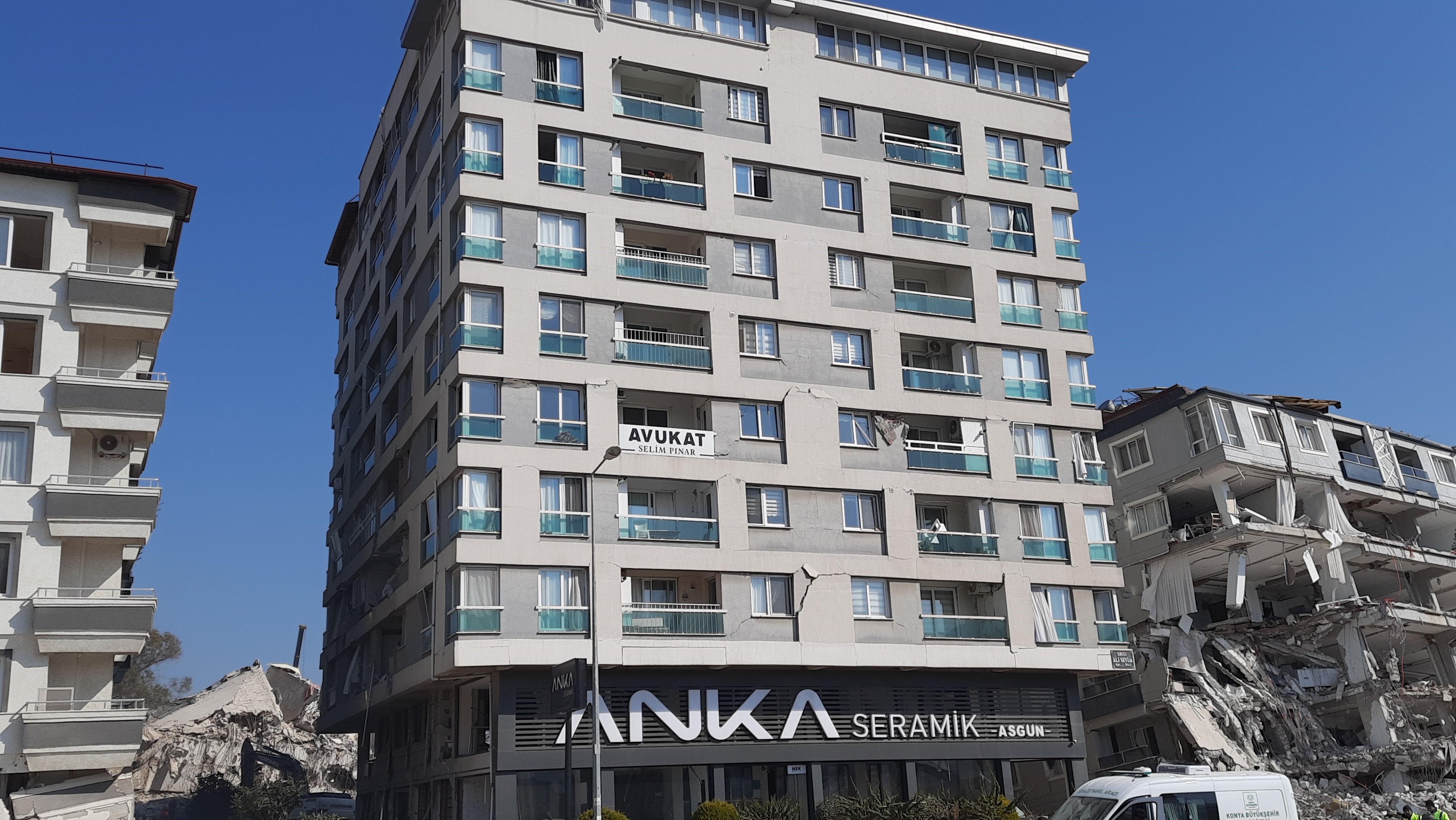 Deprem bölgesinde 7. kattan eşya alan adam canını hiçe saydı 3