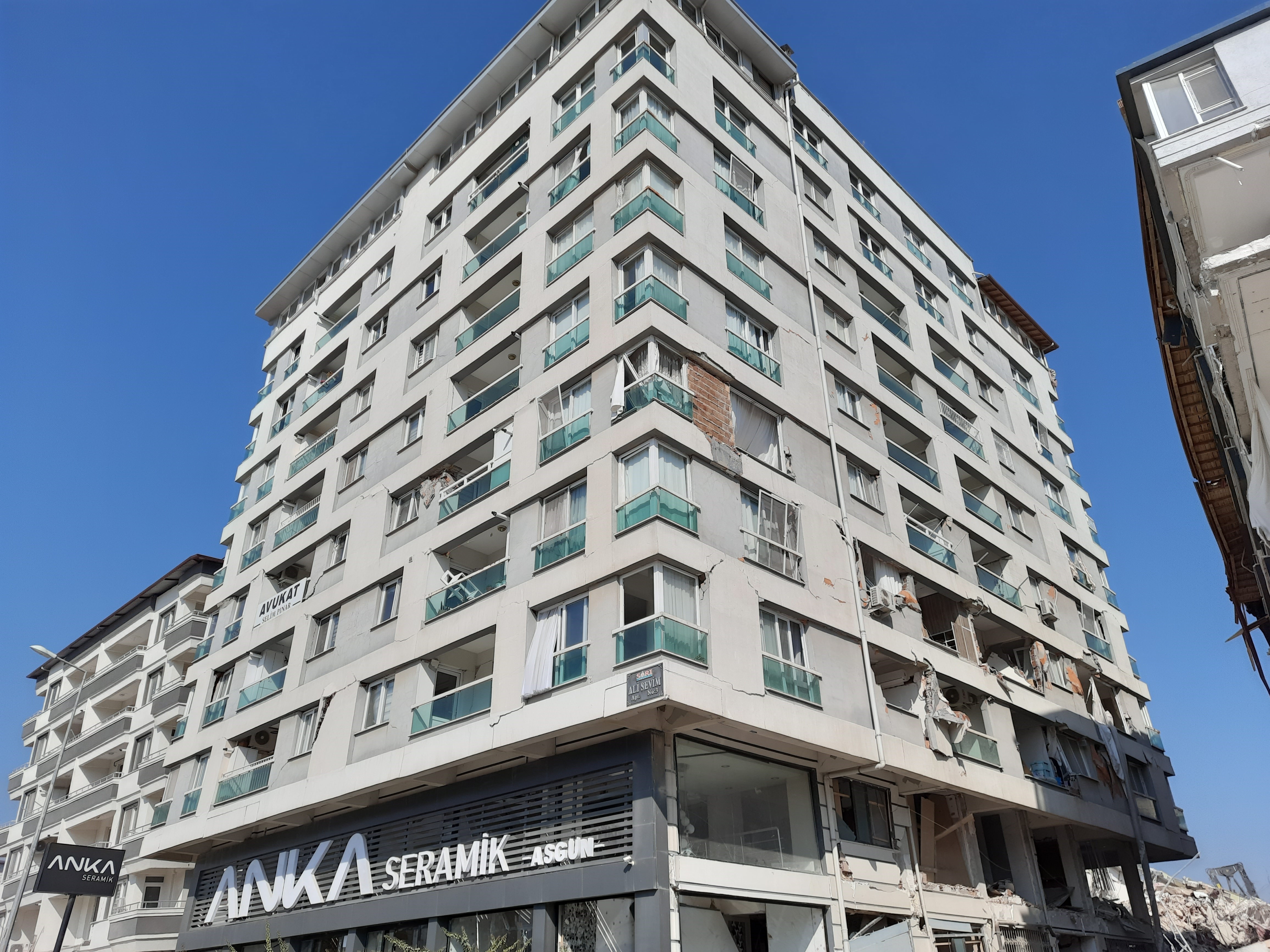 Deprem bölgesinde 7. kattan eşya alan adam canını hiçe saydı 1