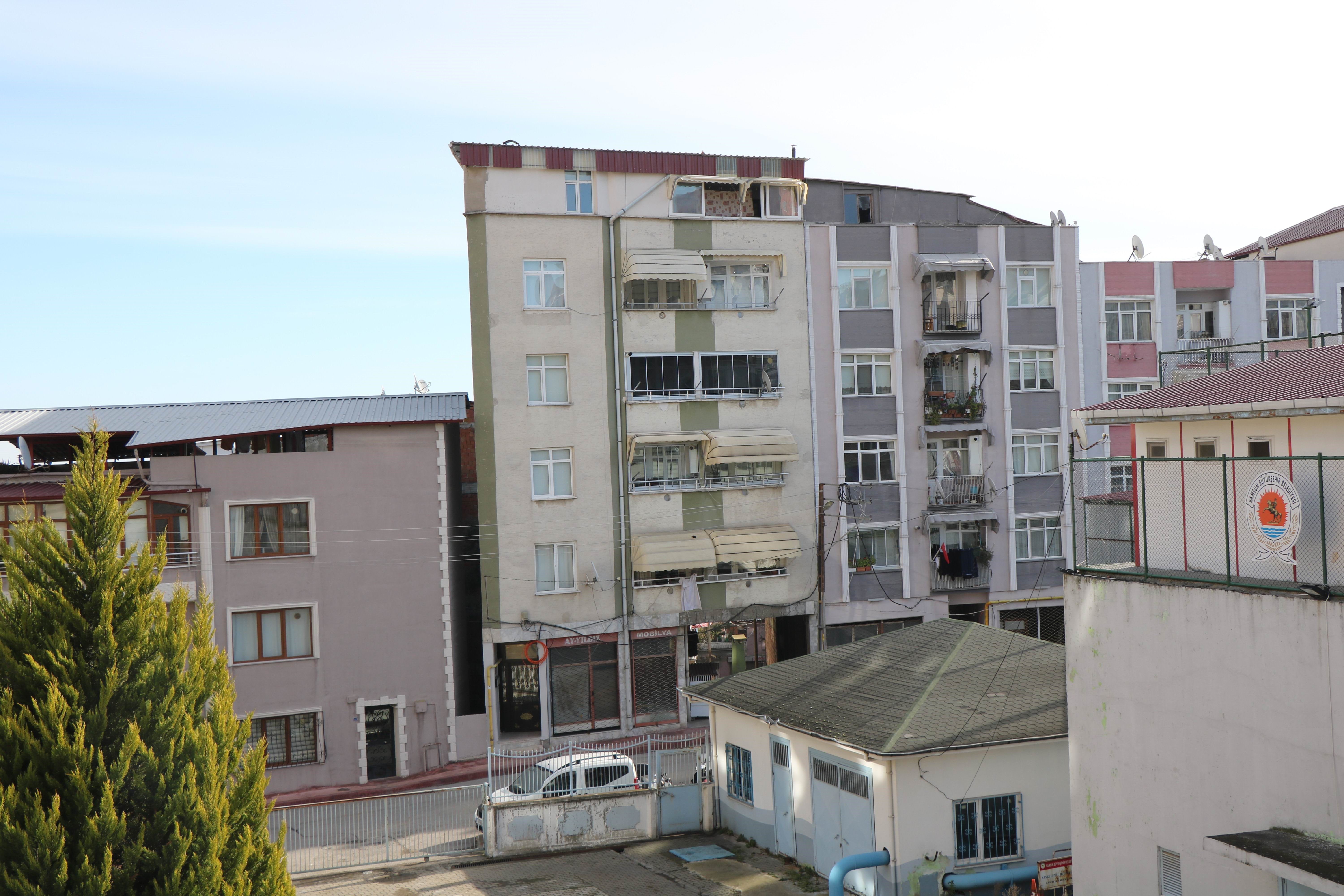 Altından sokak geçen apartman deprem sonrası gündem oldu 1