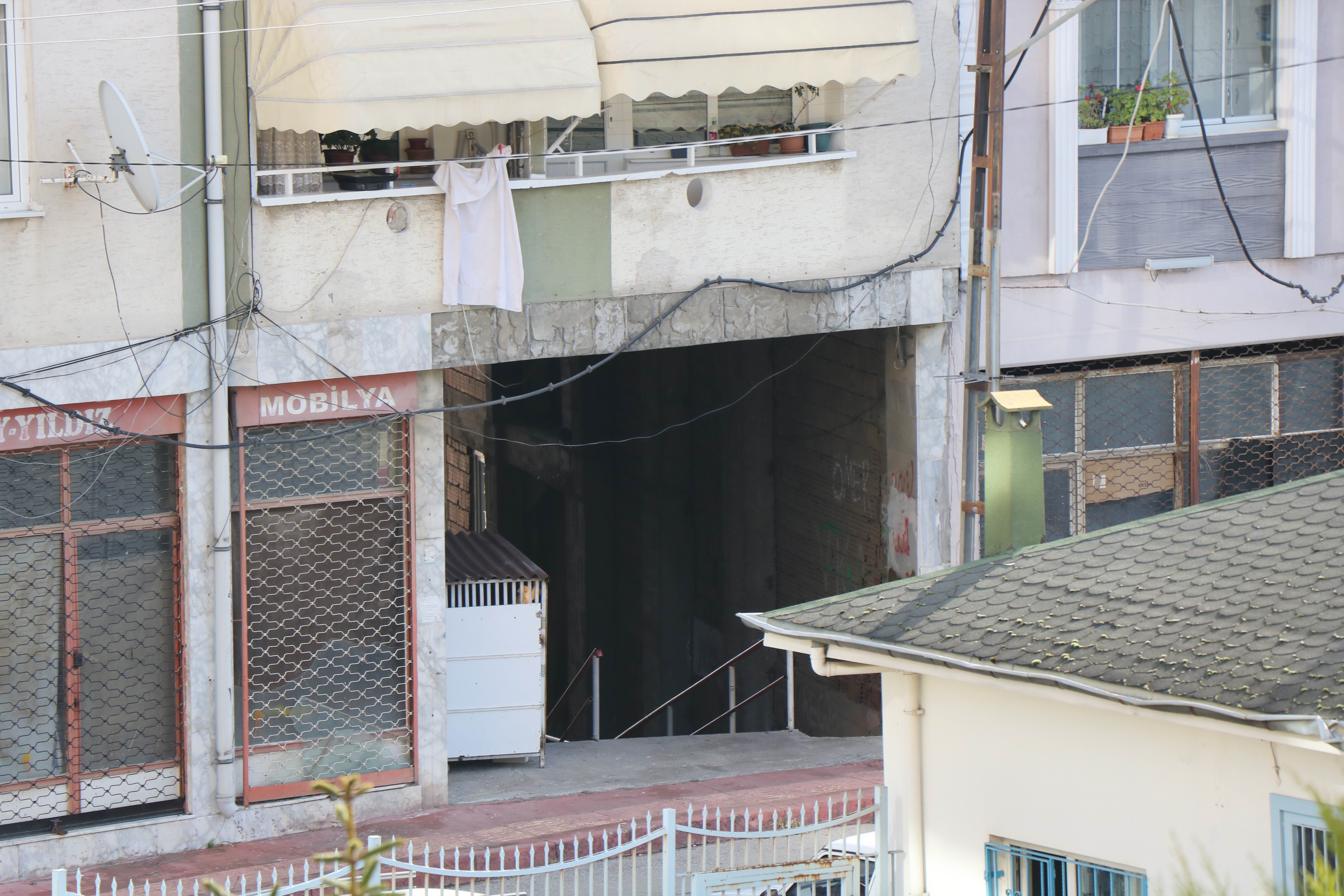 Altından sokak geçen apartman deprem sonrası gündem oldu 9