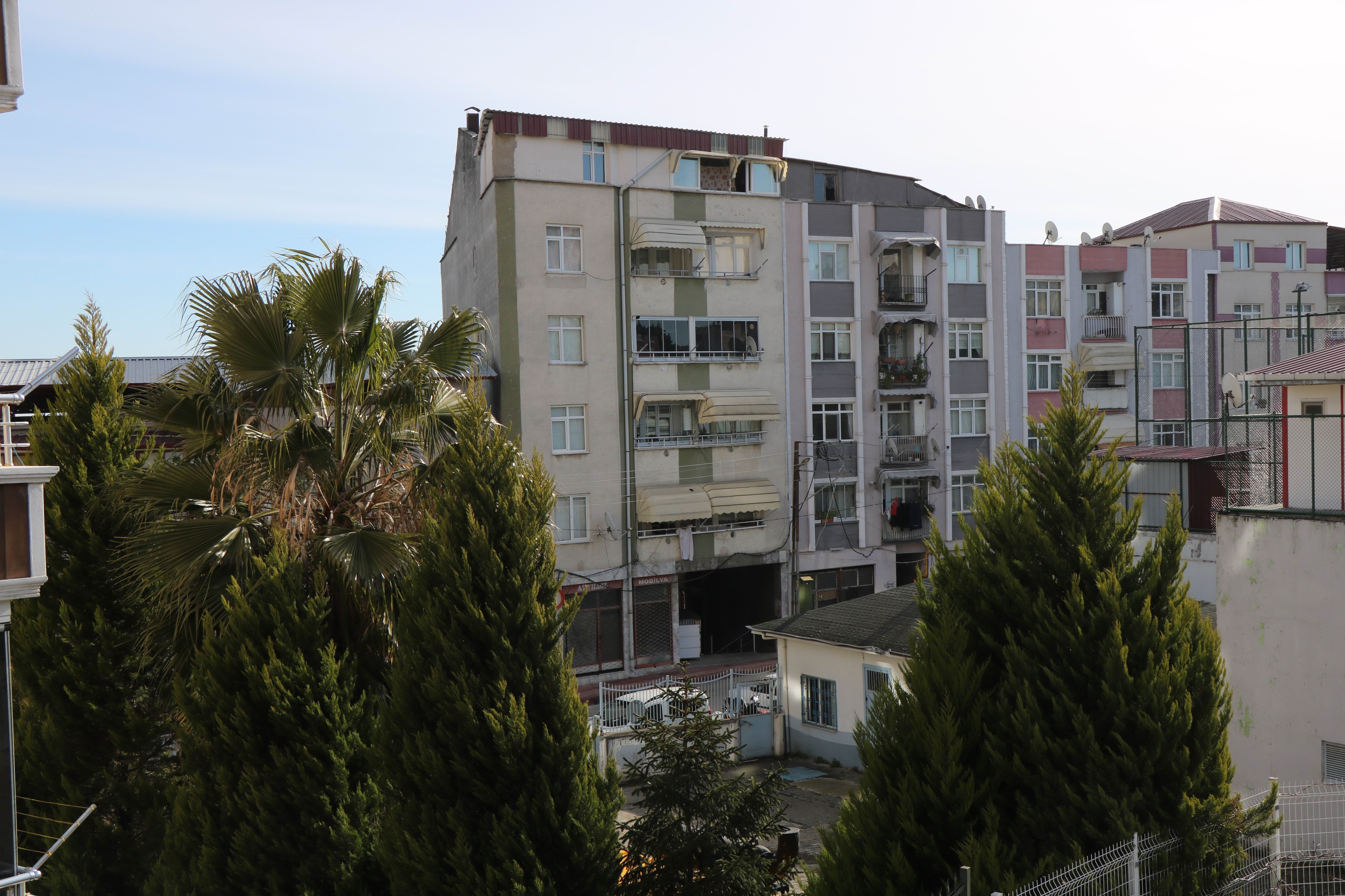 Altından sokak geçen apartman deprem sonrası gündem oldu 2