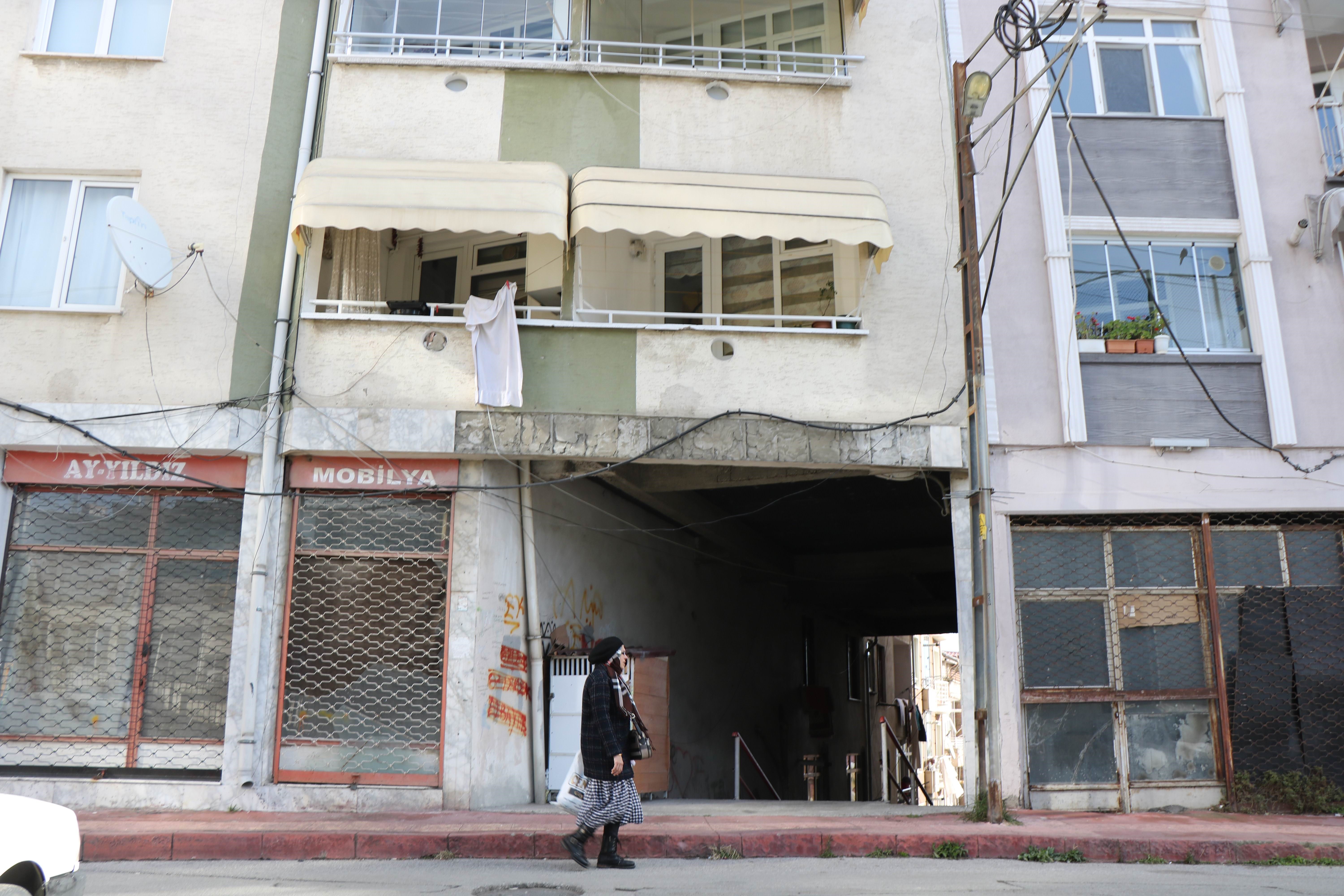 Altından sokak geçen apartman deprem sonrası gündem oldu 5