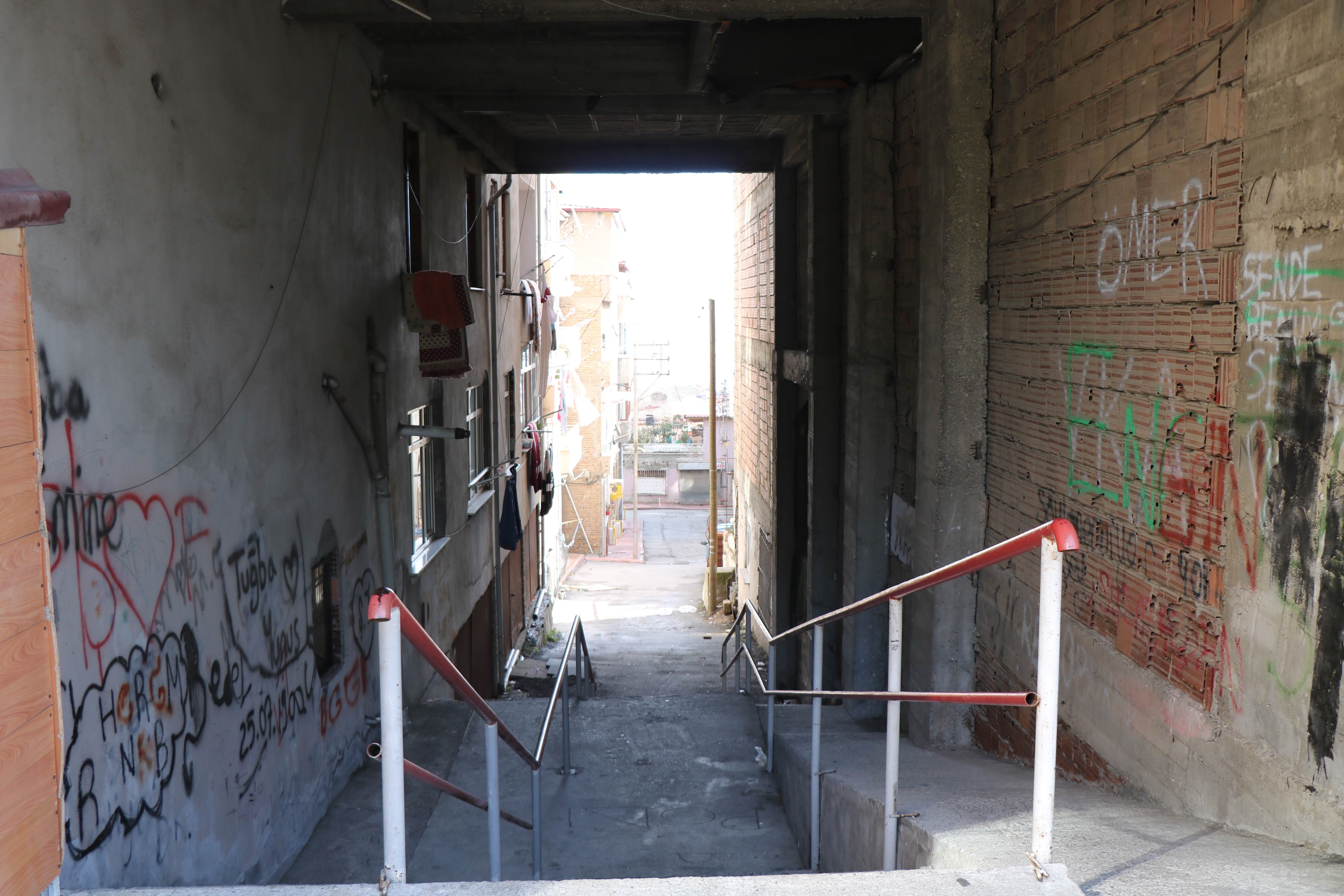 Altından sokak geçen apartman deprem sonrası gündem oldu 6