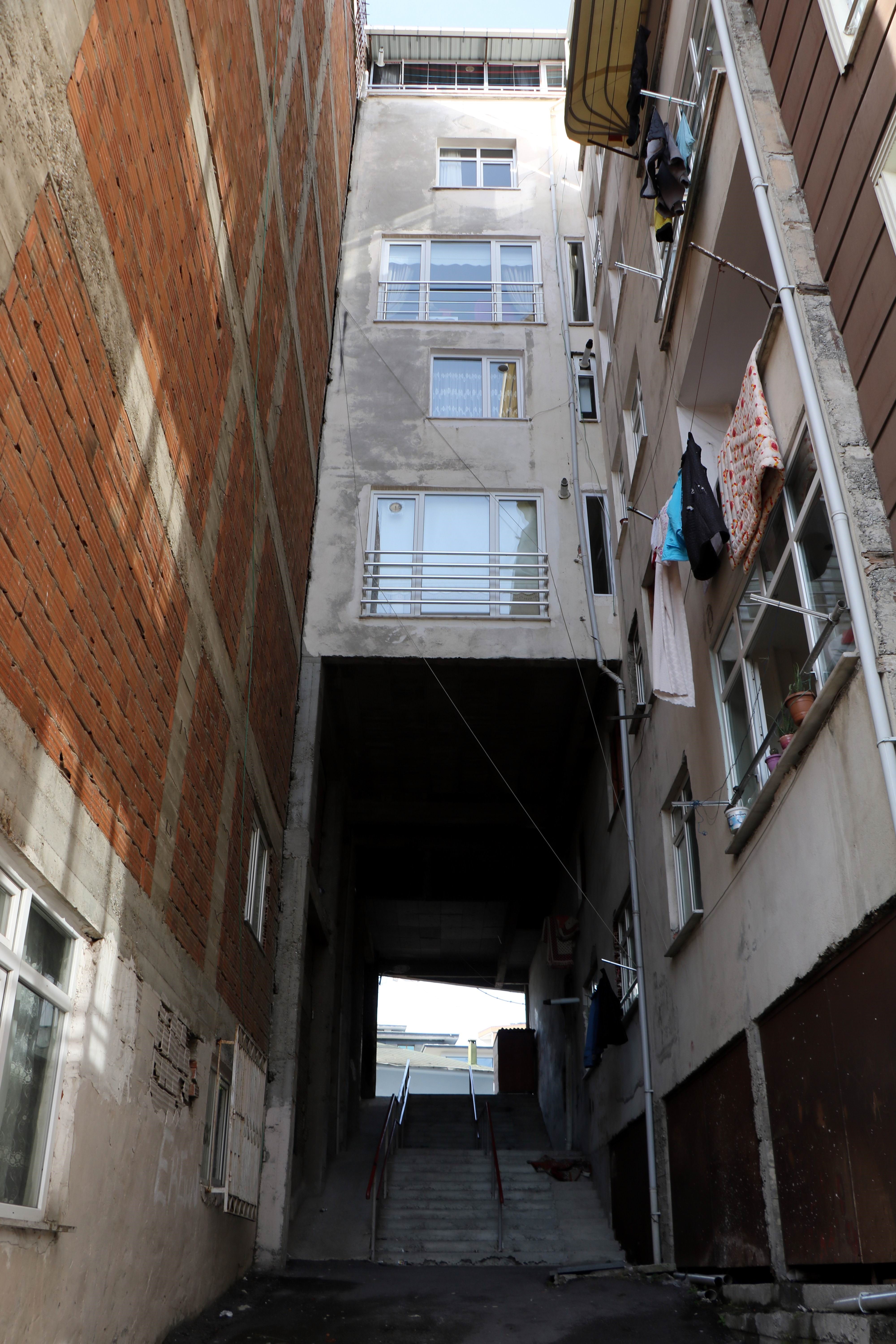 Altından sokak geçen apartman deprem sonrası gündem oldu 7