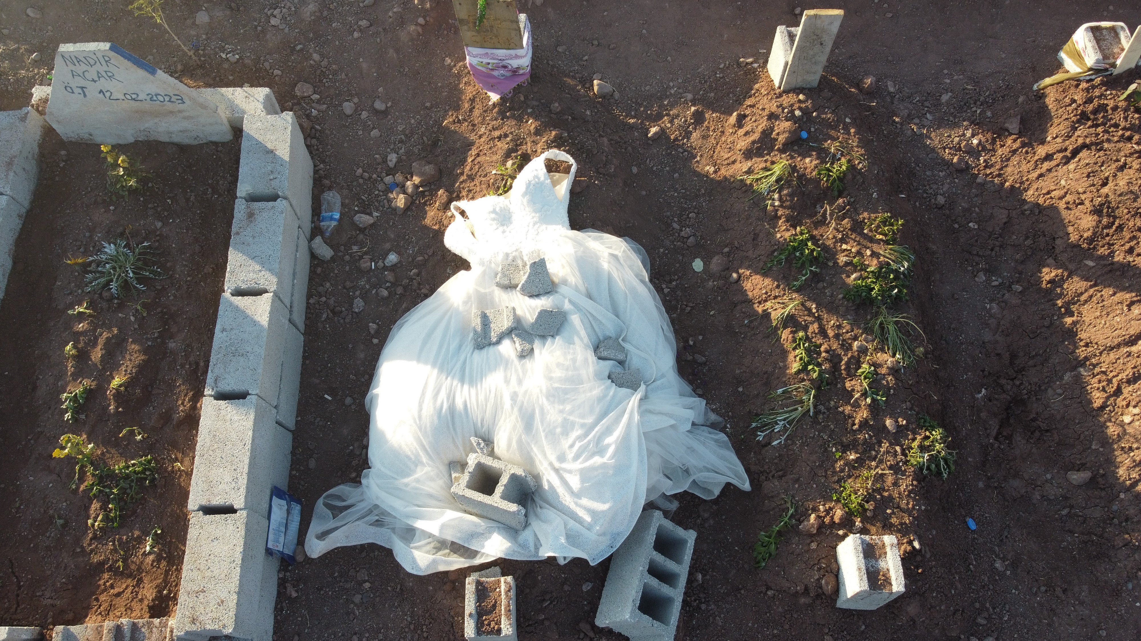 Gelinlik, oyuncak, bayrak… Kabristandaki manzara yürek dağlıyor 1