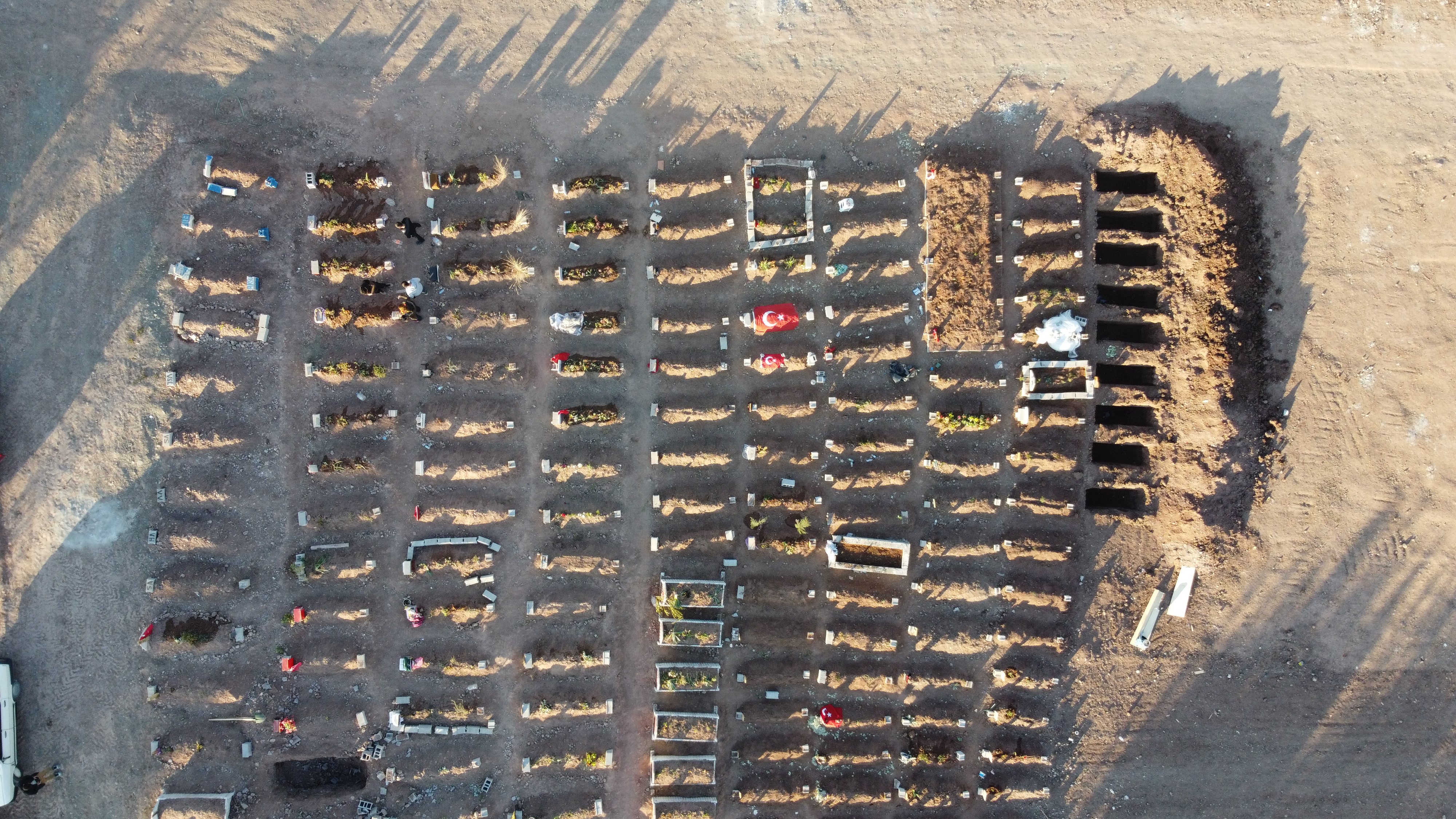 Gelinlik, oyuncak, bayrak… Kabristandaki manzara yürek dağlıyor 3