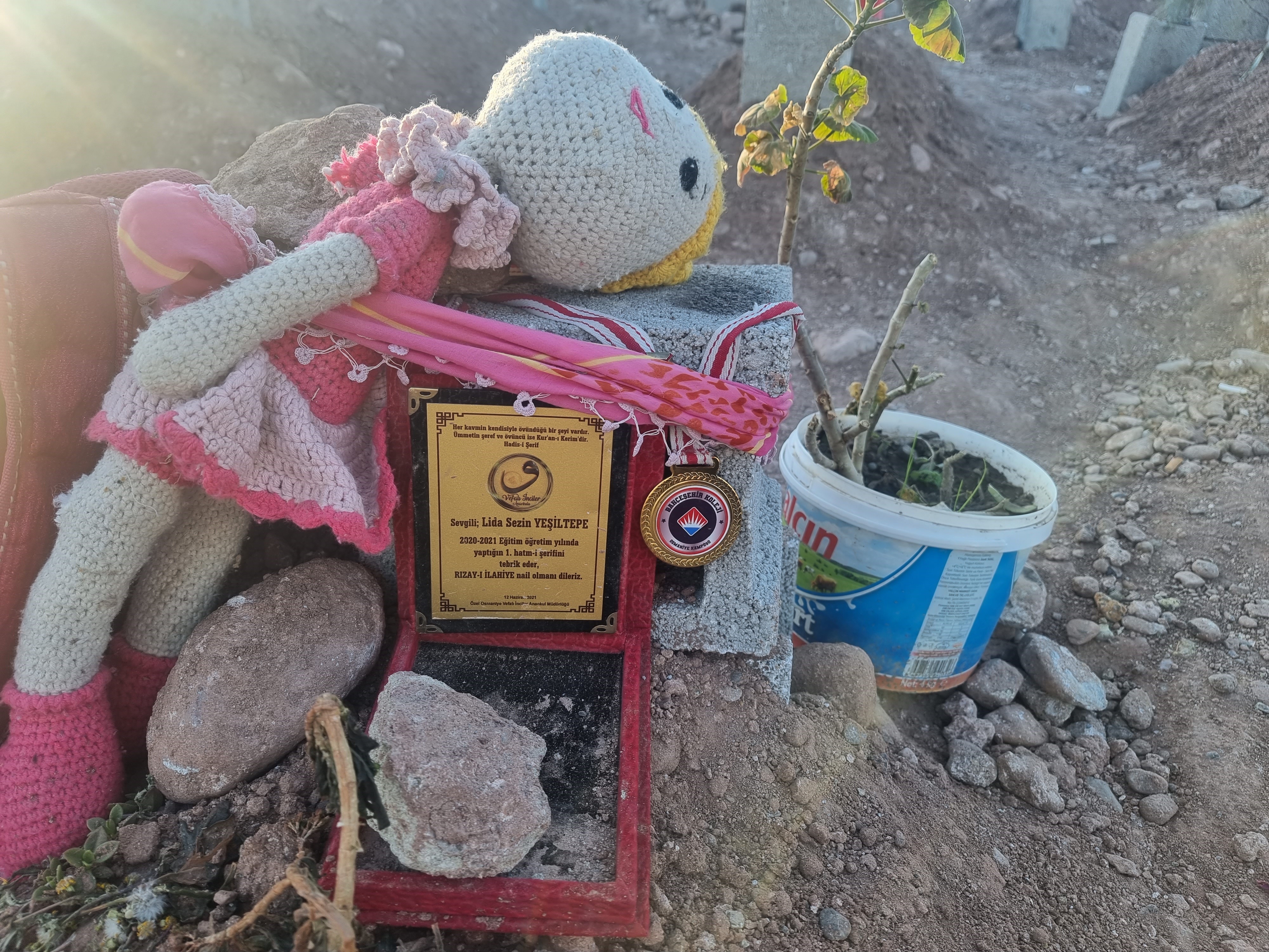 Gelinlik, oyuncak, bayrak… Kabristandaki manzara yürek dağlıyor 7