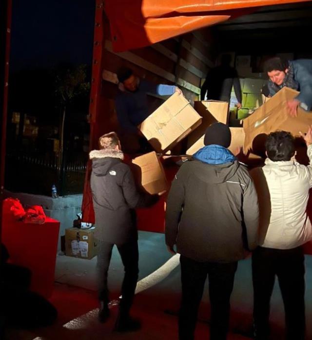 erden-timur-ve-kerem-akturkoglu-depremzedelere-15616282_4722_m