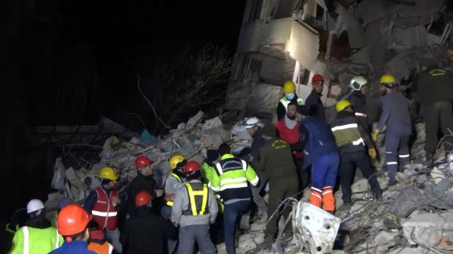 genc-anne-enkazdan-111-saat-sonra-kurtarildi-7-15625382_9725_m