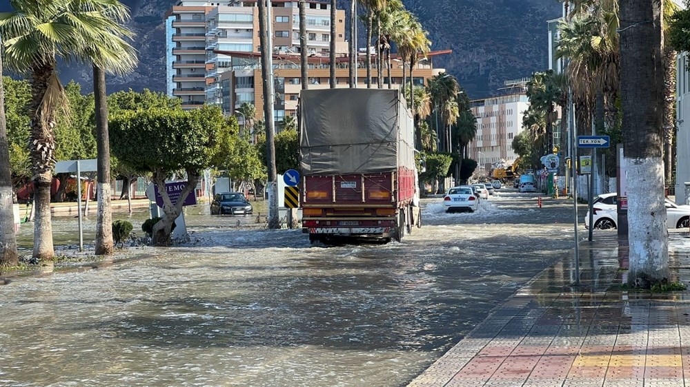 Hatay'da deprem sonrası deniz taştı! Sokaklar su altında 13