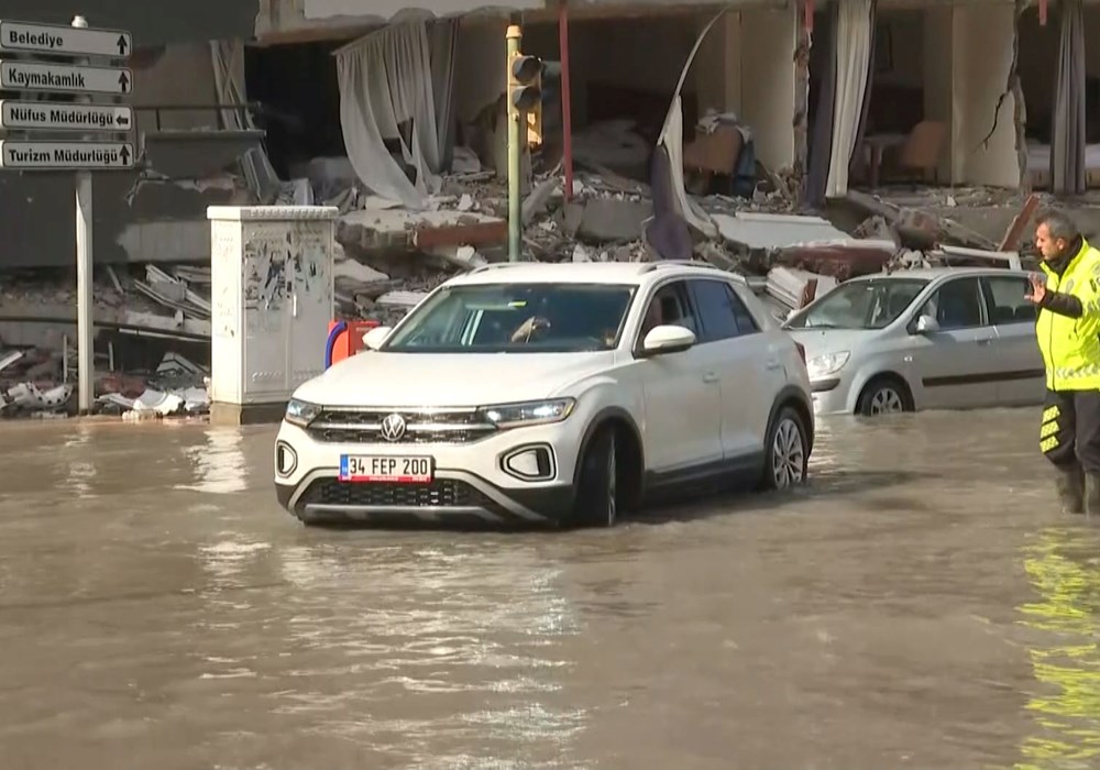 Hatay'da deprem sonrası deniz taştı! Sokaklar su altında 9