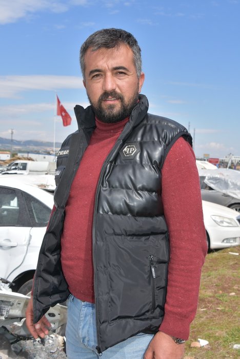 Depremden önce milyonerdi; Şimdi hurdalıklarda borcunu ödemek için bekliyor 8