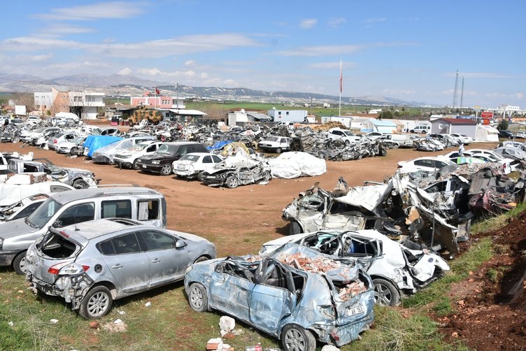 Depremden önce milyonerdi; Şimdi hurdalıklarda borcunu ödemek için bekliyor 9