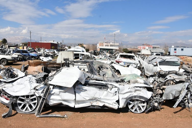 Depremden önce milyonerdi; Şimdi hurdalıklarda borcunu ödemek için bekliyor 2
