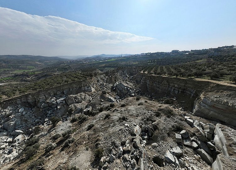 Depremde oluşan devasa yarık uzaydan görüntülendi: Hatay'da depremin boyutunu gözler önüne seren tablo... 7