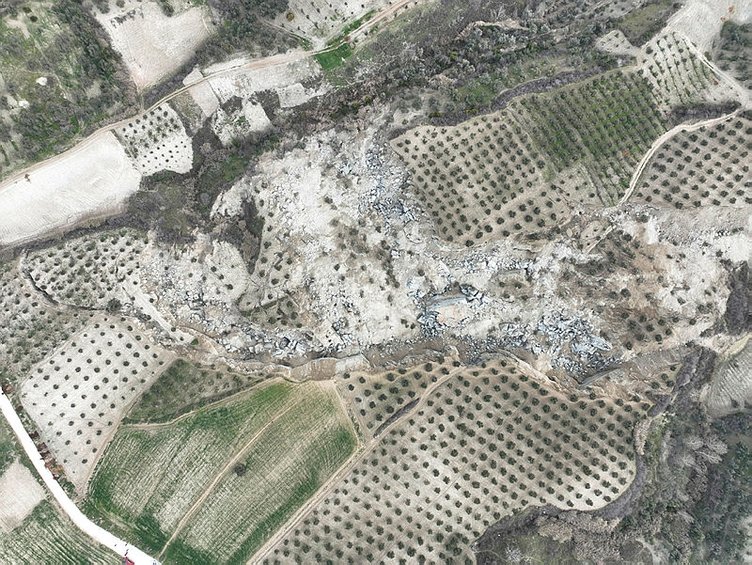 Depremde oluşan devasa yarık uzaydan görüntülendi: Hatay'da depremin boyutunu gözler önüne seren tablo... 8