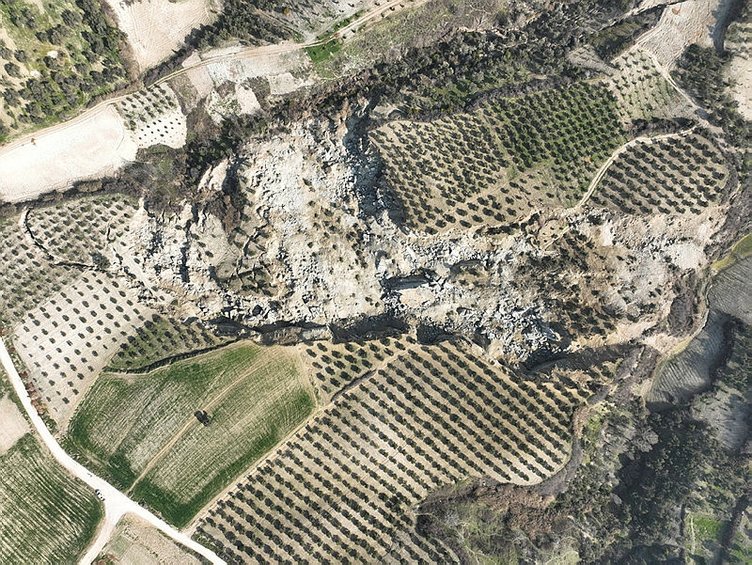 Depremde oluşan devasa yarık uzaydan görüntülendi: Hatay'da depremin boyutunu gözler önüne seren tablo... 9