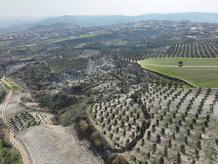 Depremde oluşan devasa yarık uzaydan görüntülendi: Hatay'da depremin boyutunu gözler önüne seren tablo... 5